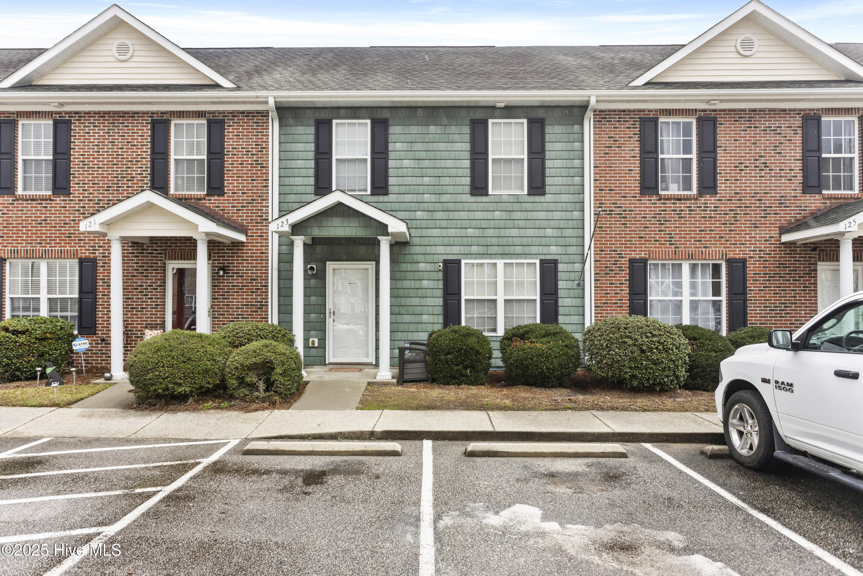 123 Lincoln Place Circle Property Photo 1