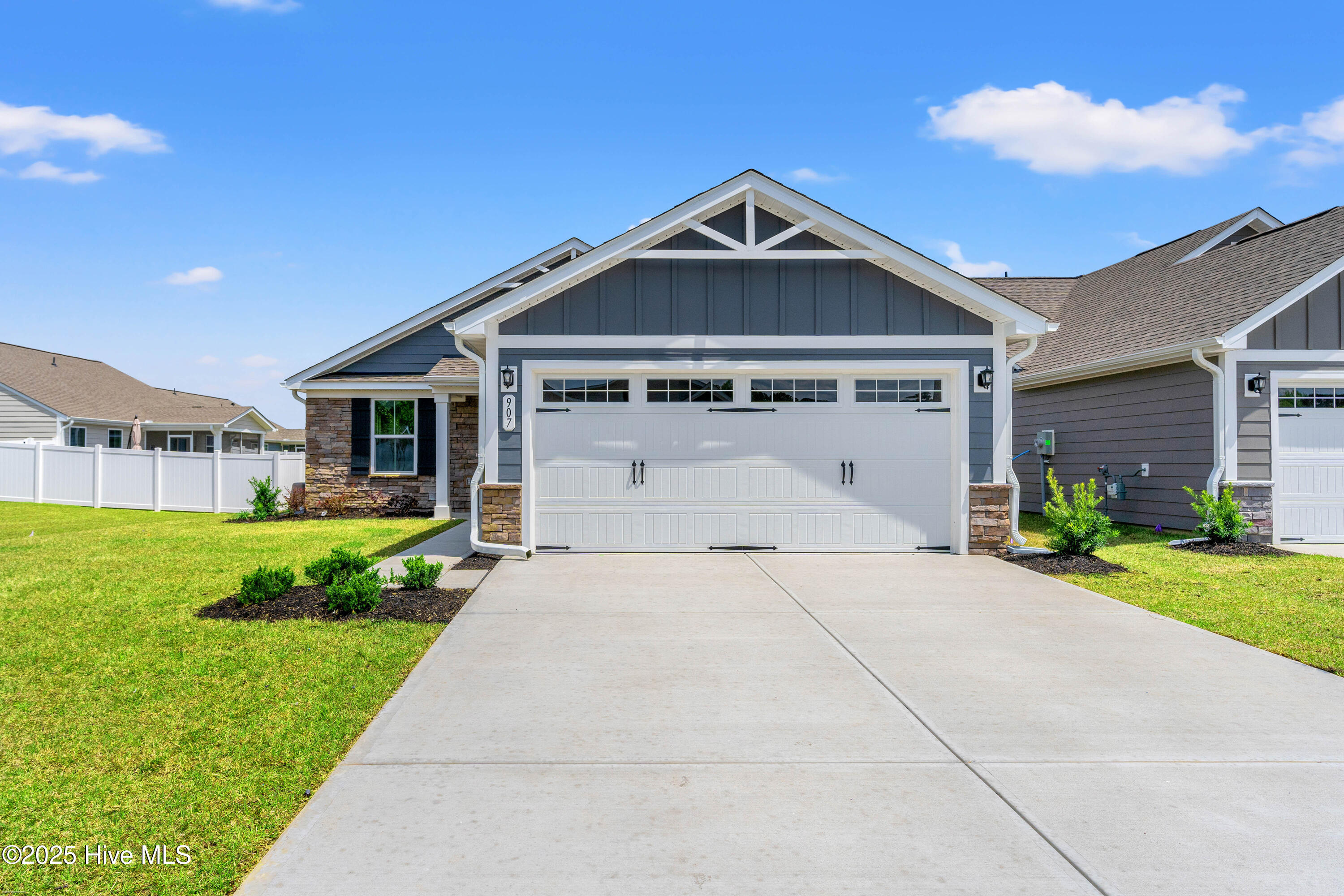 907 Daylily Circle Property Photo 1