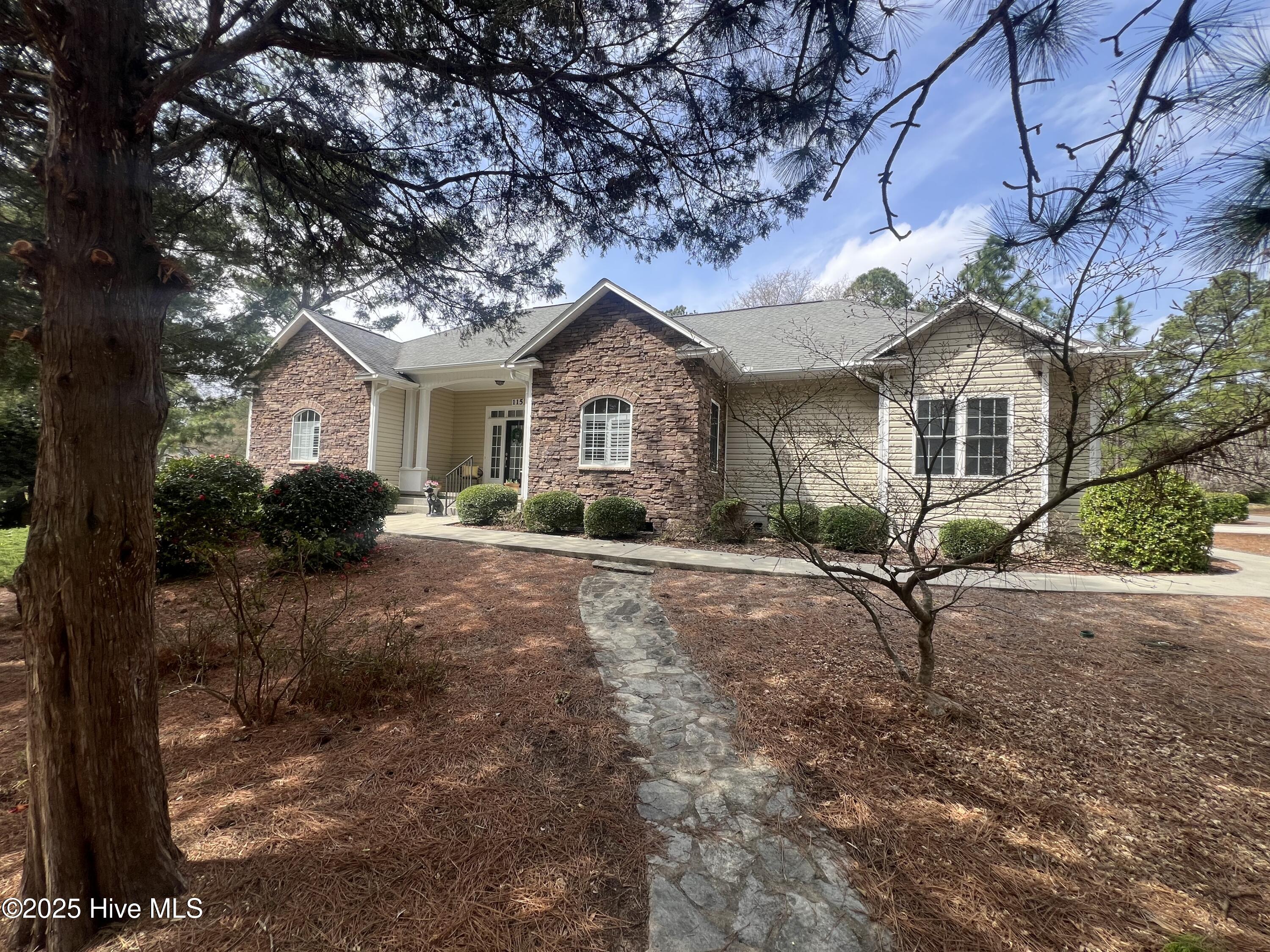 115 Oakmont Circle Property Photo