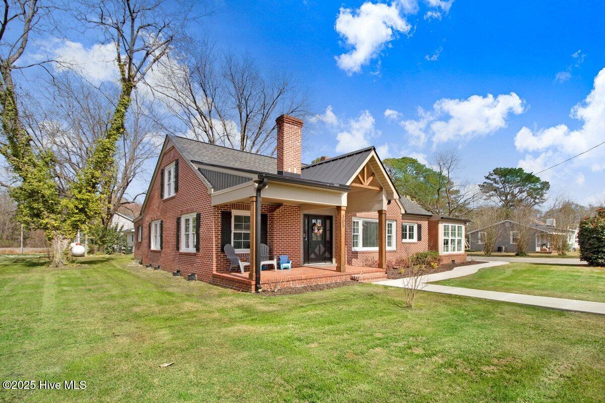305 E First Street Property Photo