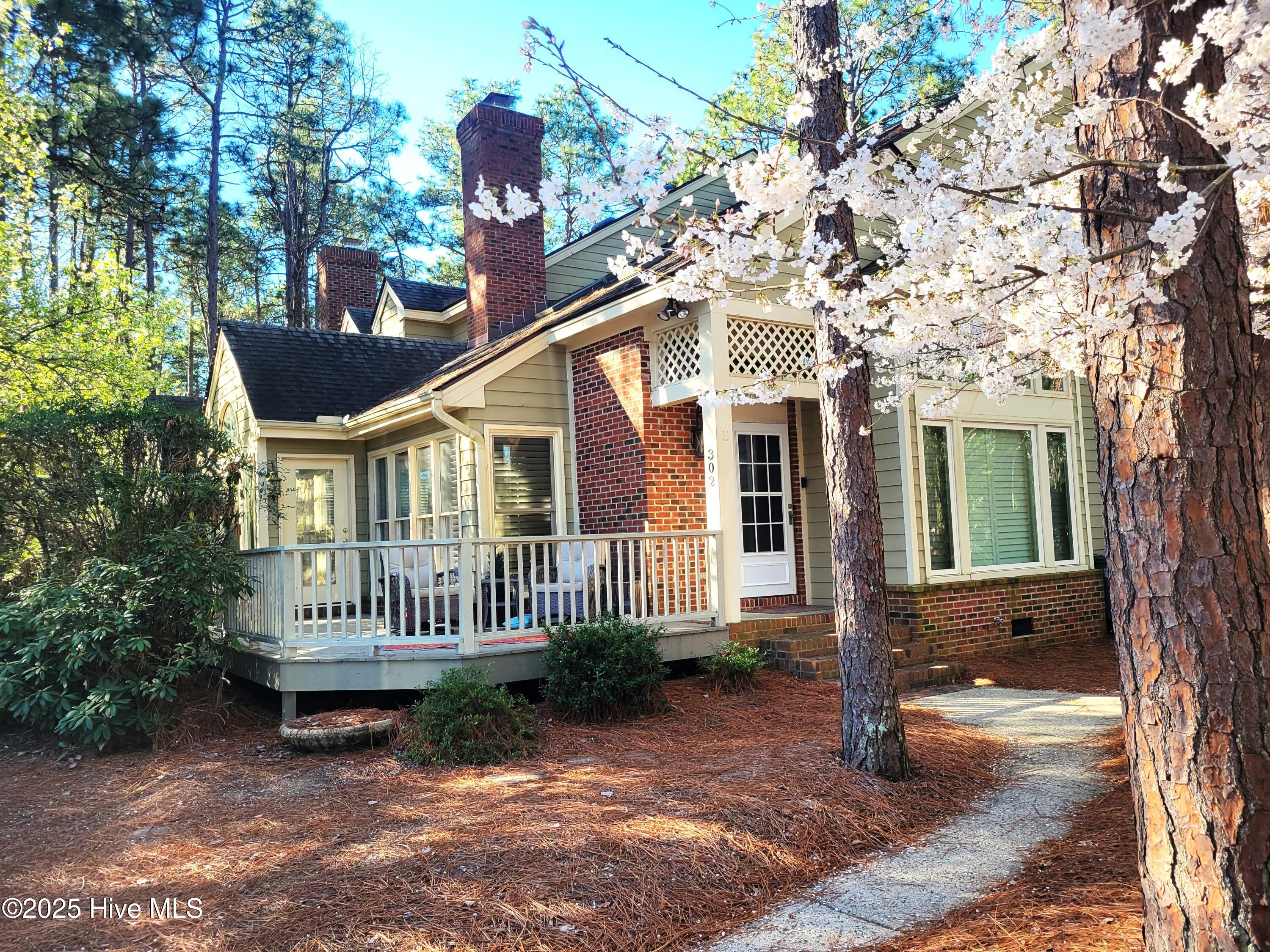 302 Hampton Court Property Photo
