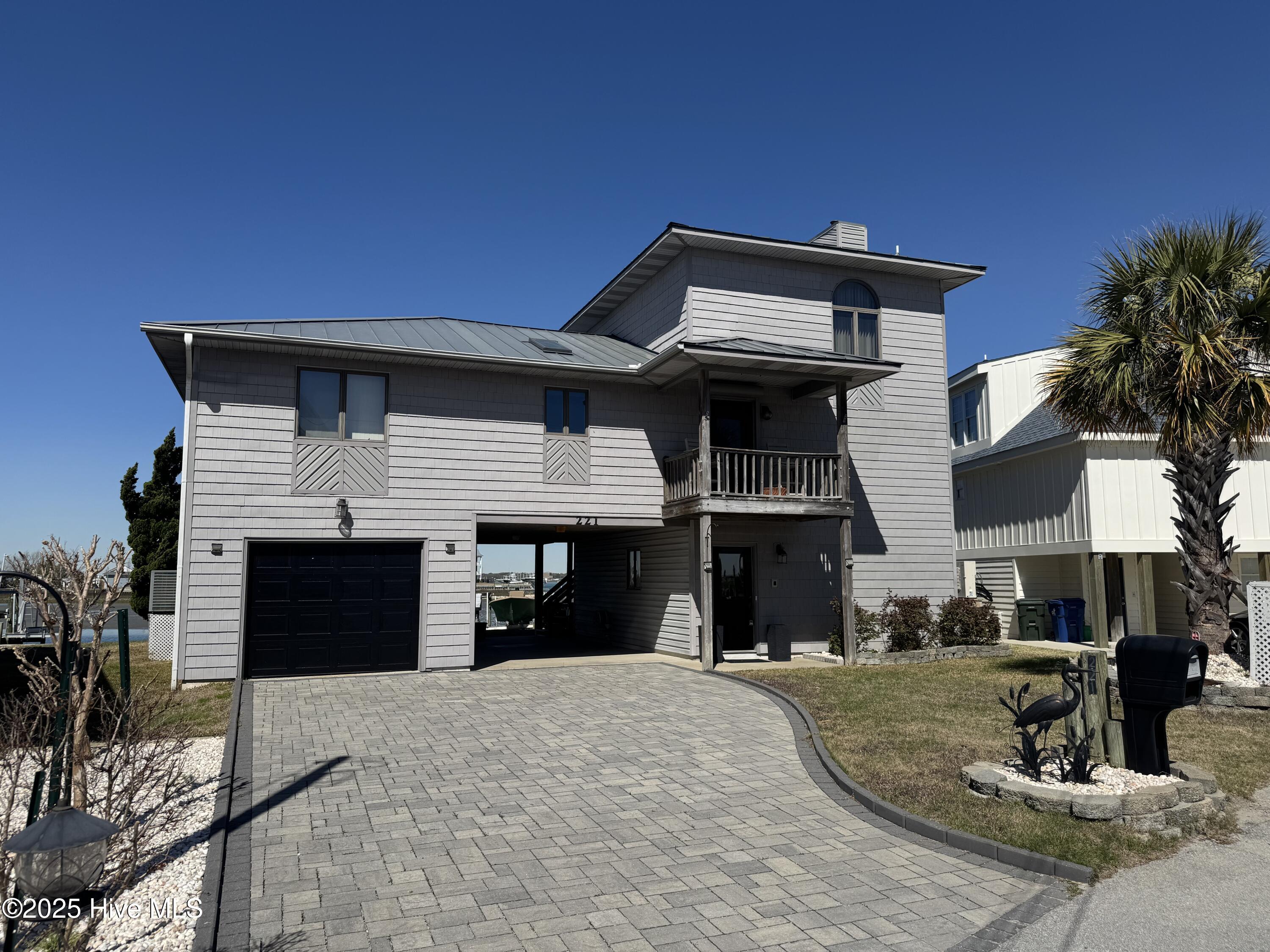 221 Smith Street Property Photo