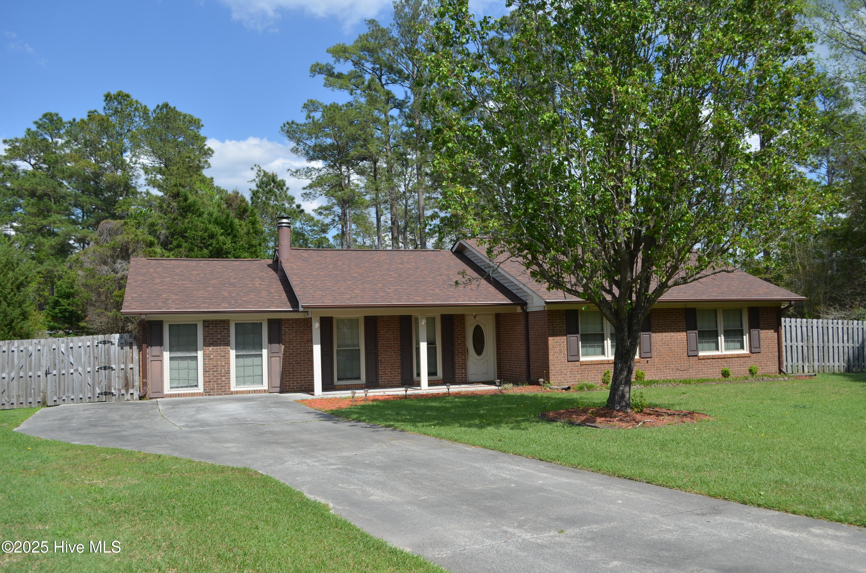 105 E Lariat Lane Property Photo