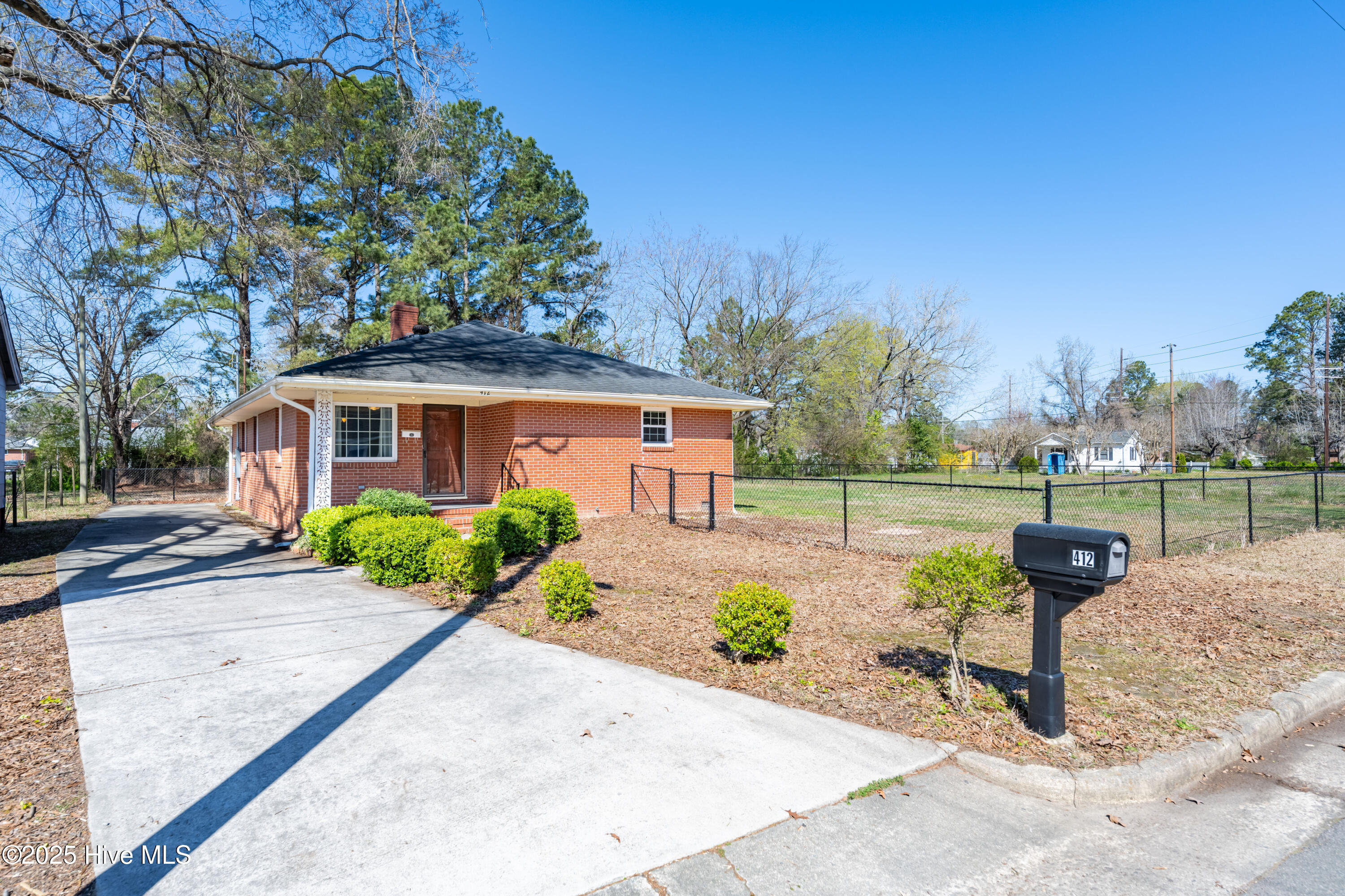 412 Suburb Street Property Photo
