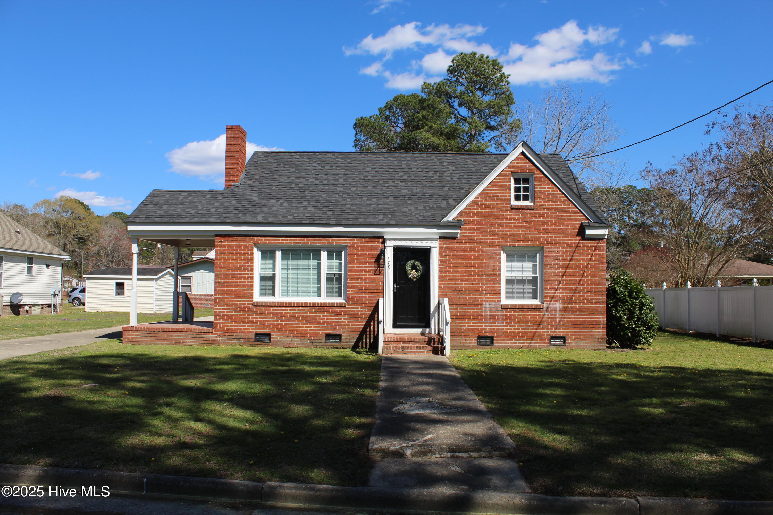 409 Roberts Street Property Photo
