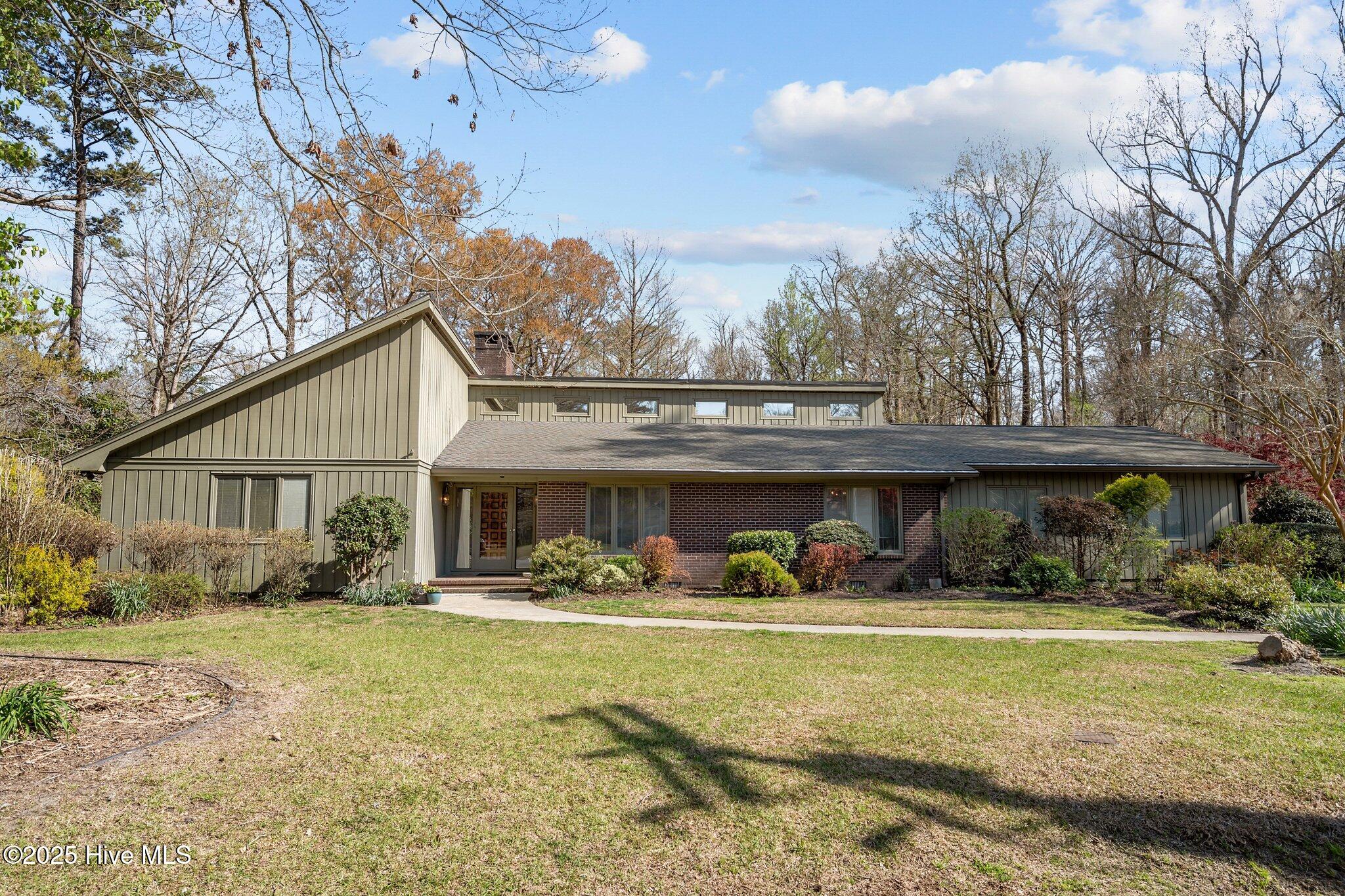 Country Club Acres Real Estate Listings Main Image