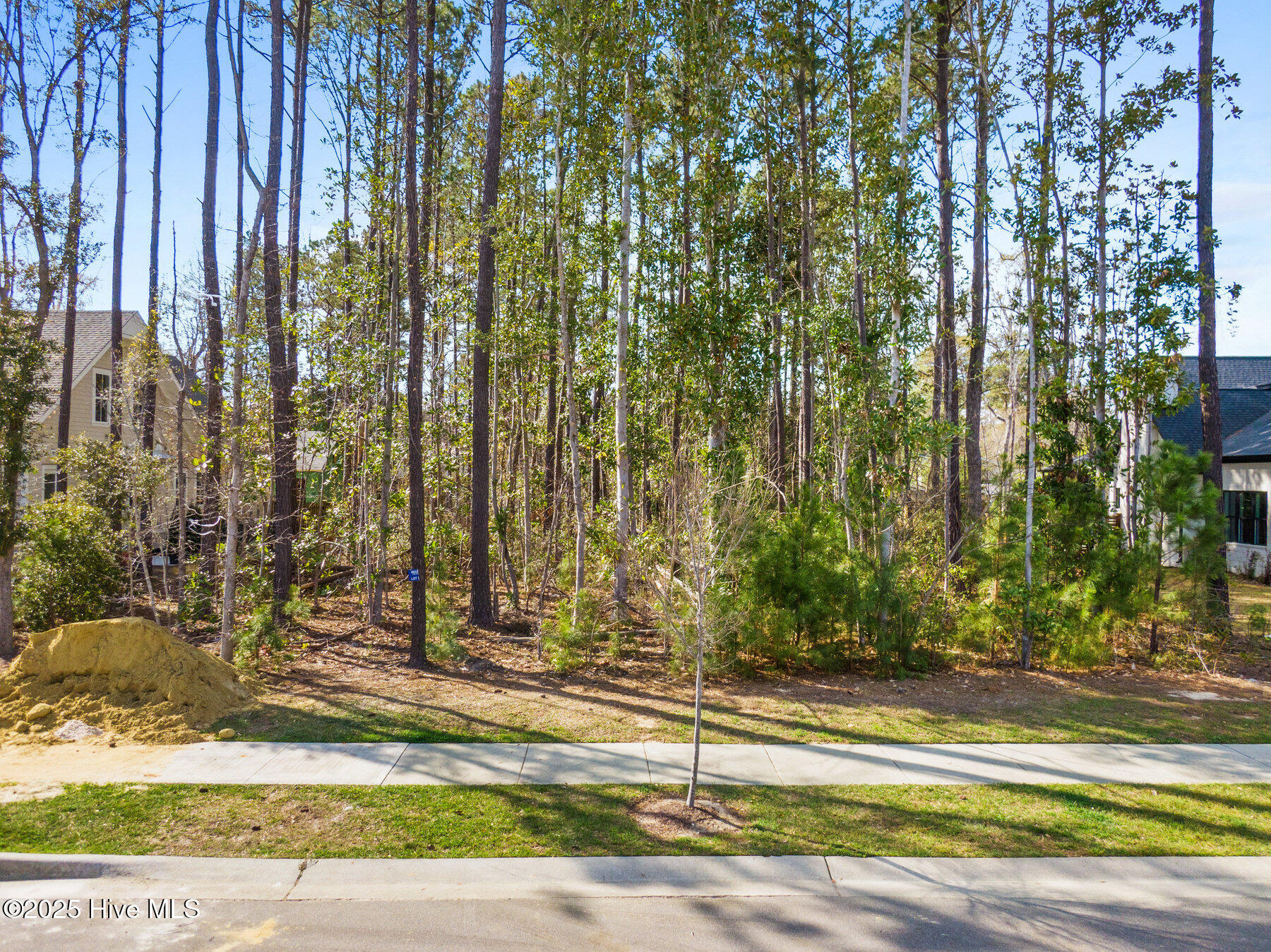 412 E Blackbeard Road Property Photo 2