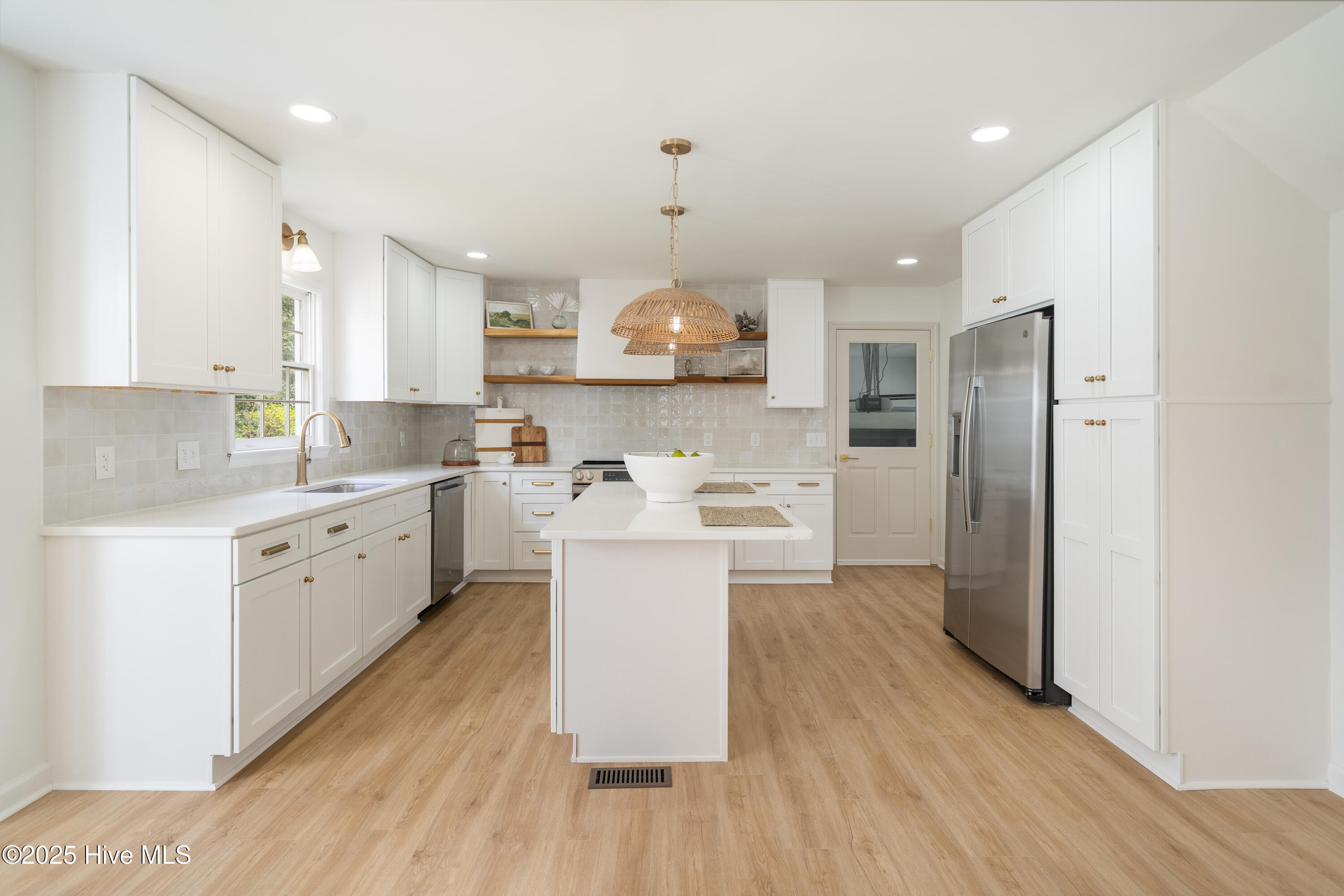 2640 Middle Sound Loop Road Property Photo 9
