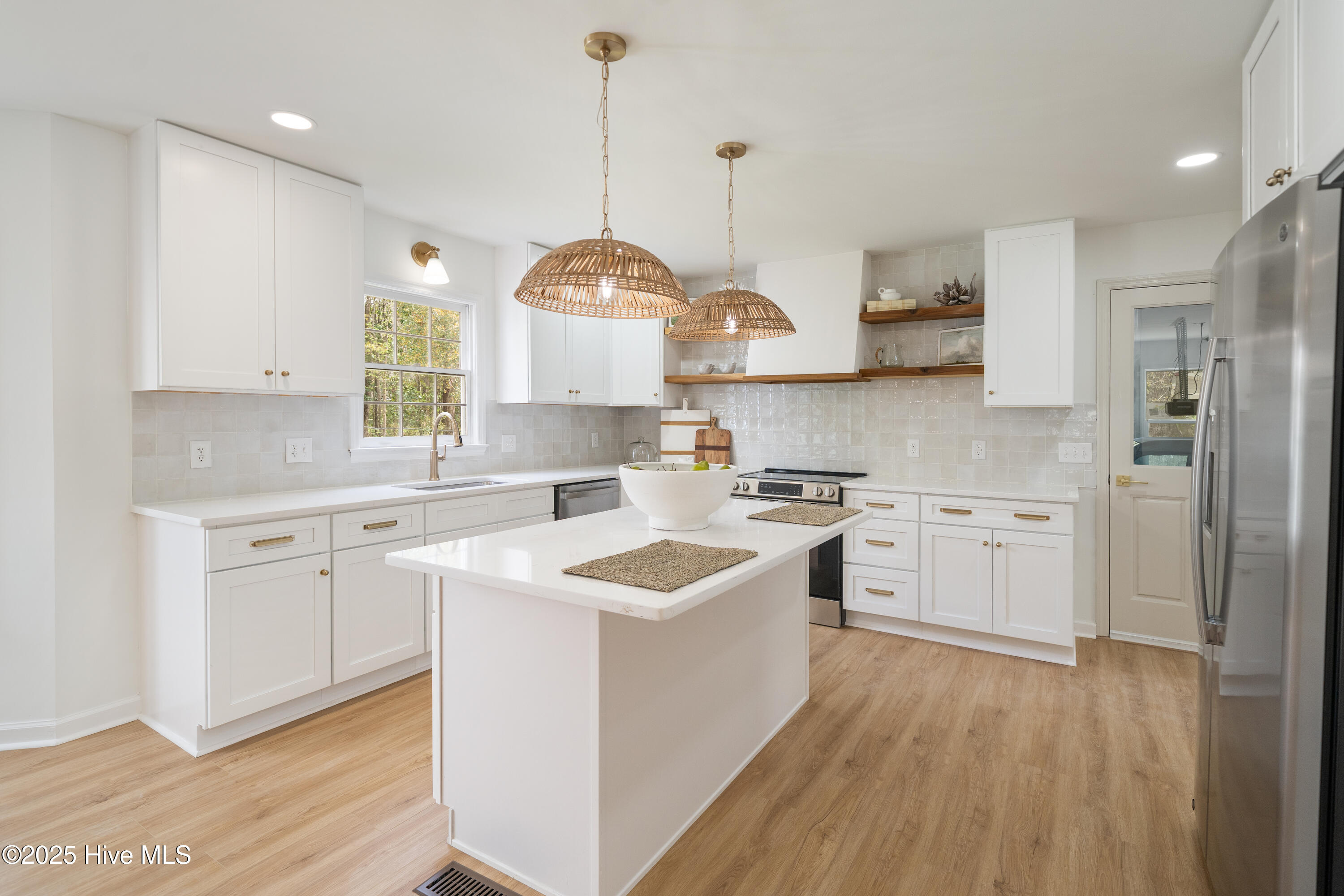 2640 Middle Sound Loop Road Property Photo 10