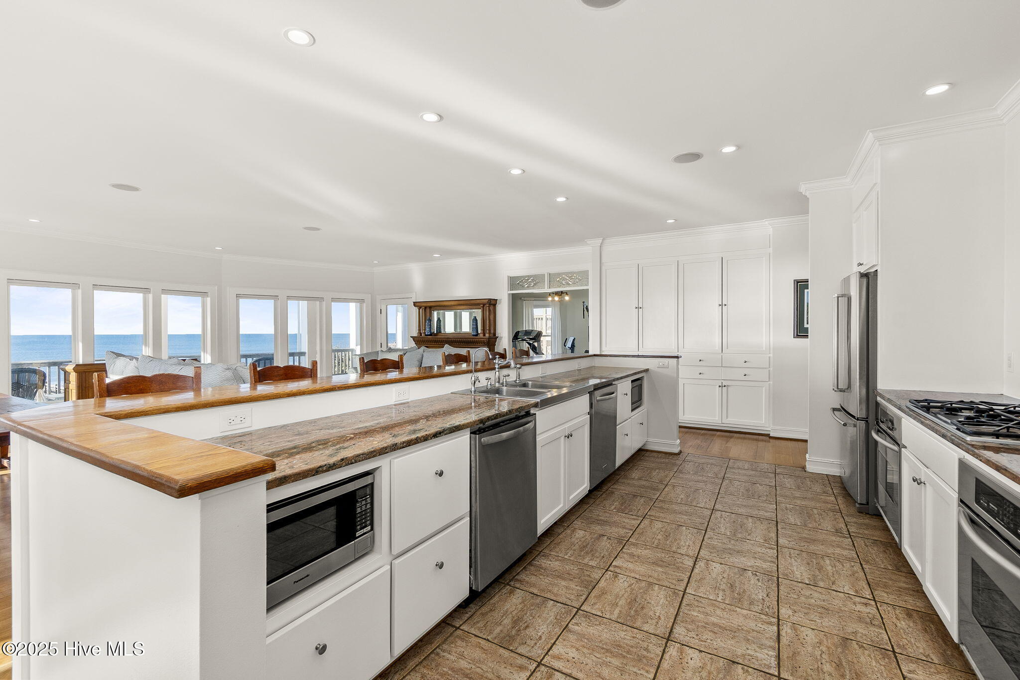 3107 Ocean Drive Property Photo 5