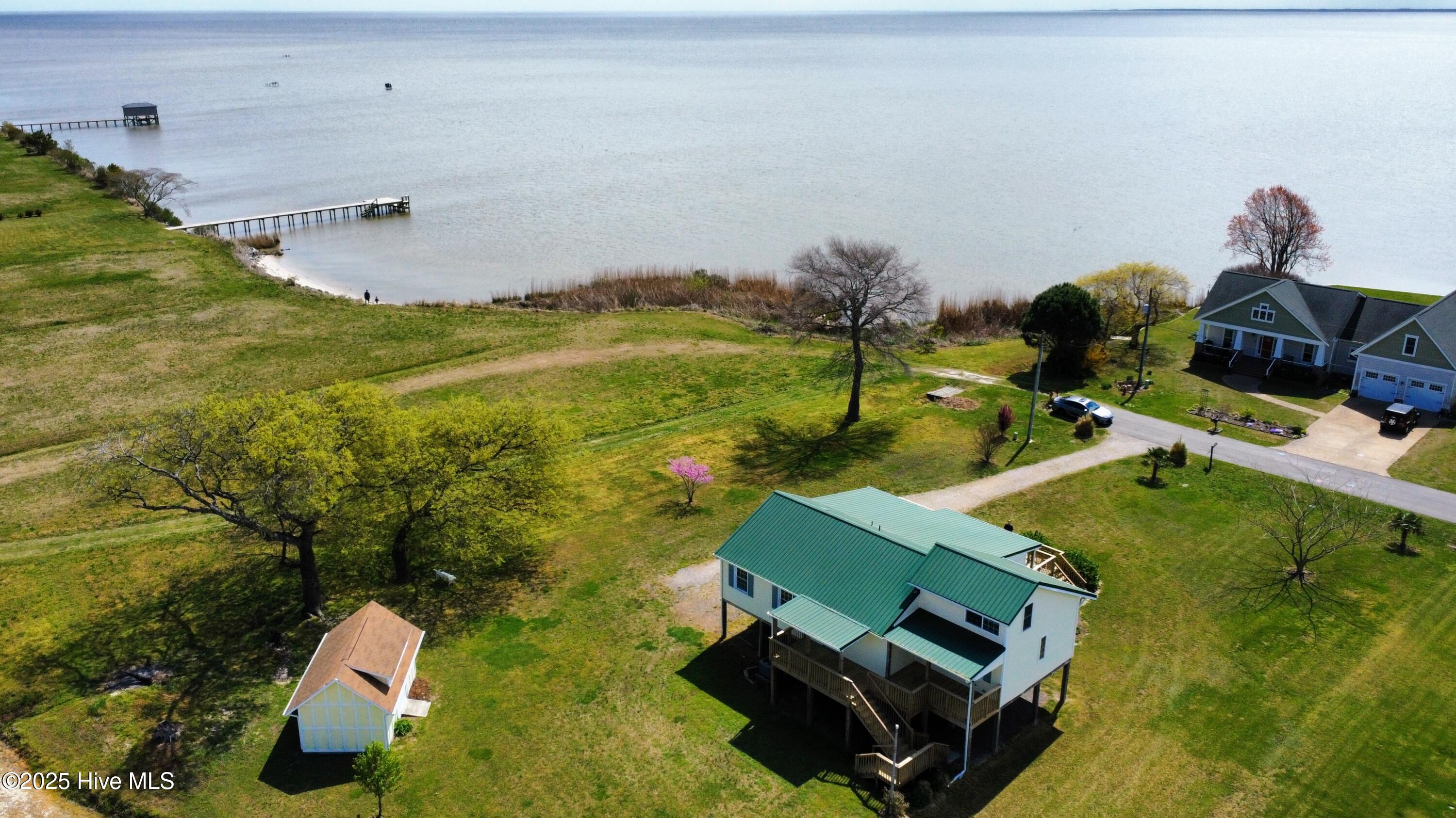 187 Soundside Drive Property Photo 2