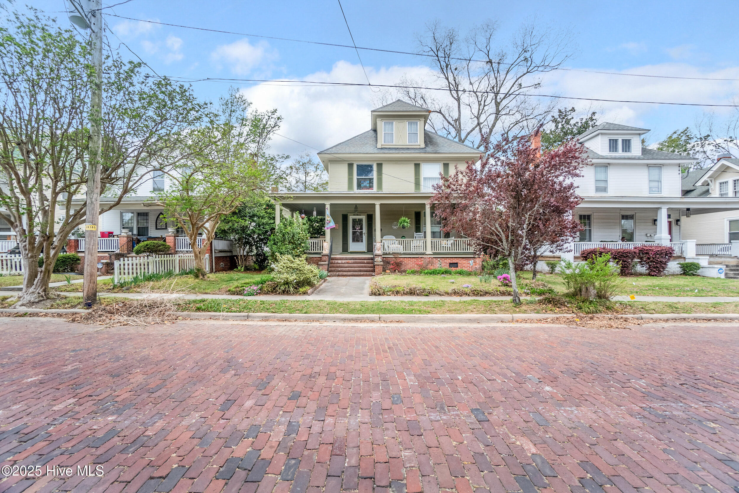 111 Selden Street Property Photo 1