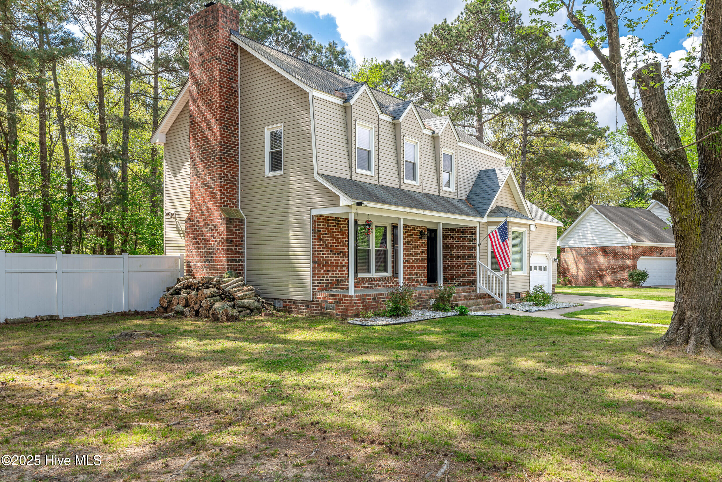 103 E Raintree Lane Property Photo 3