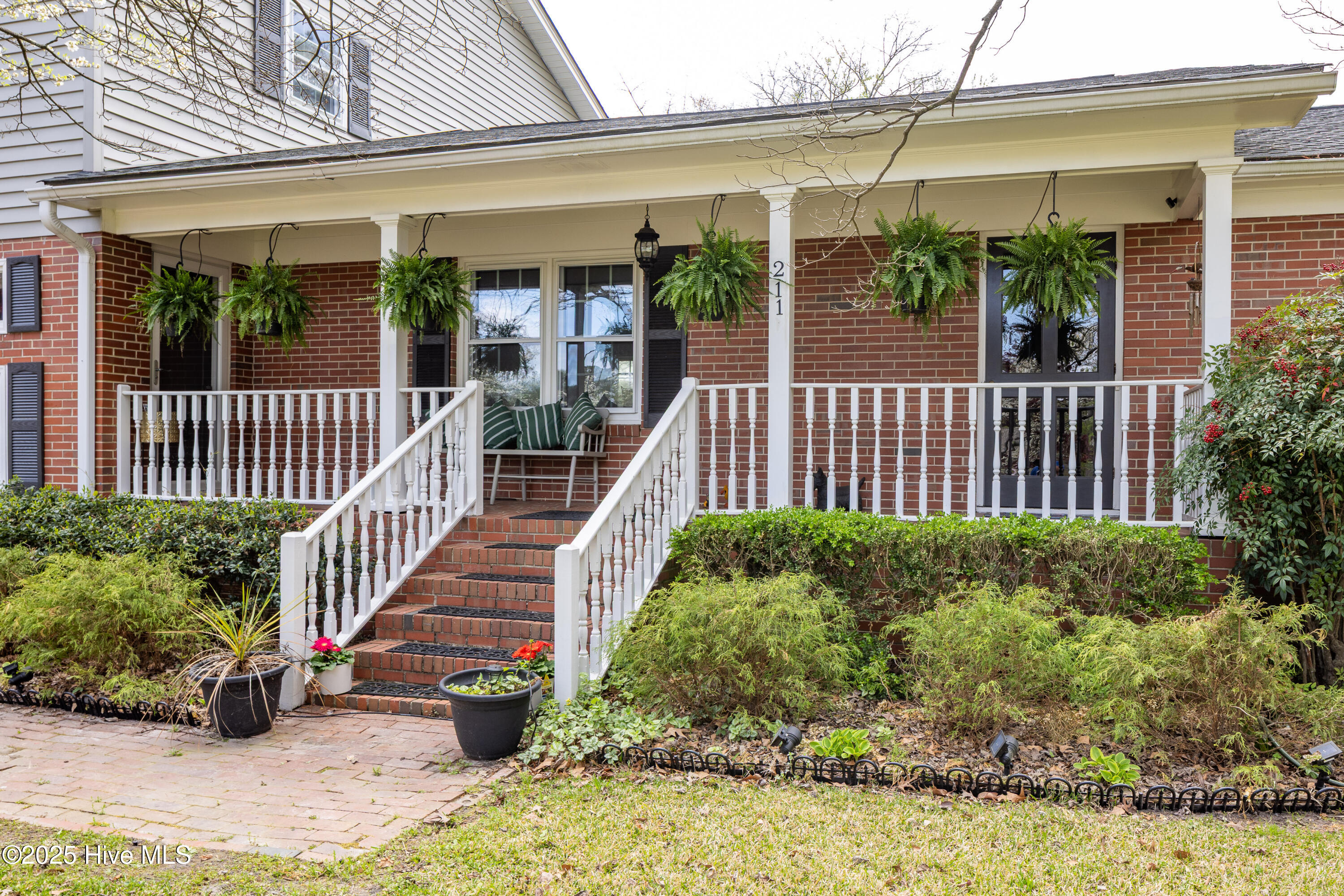211 Edgewood Avenue Property Photo 3