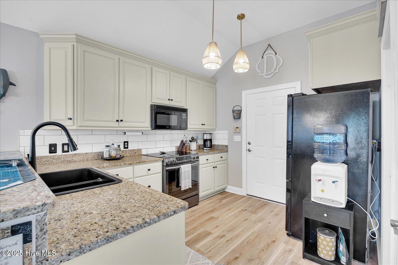 115 Castle Bay Drive Property Photo 23