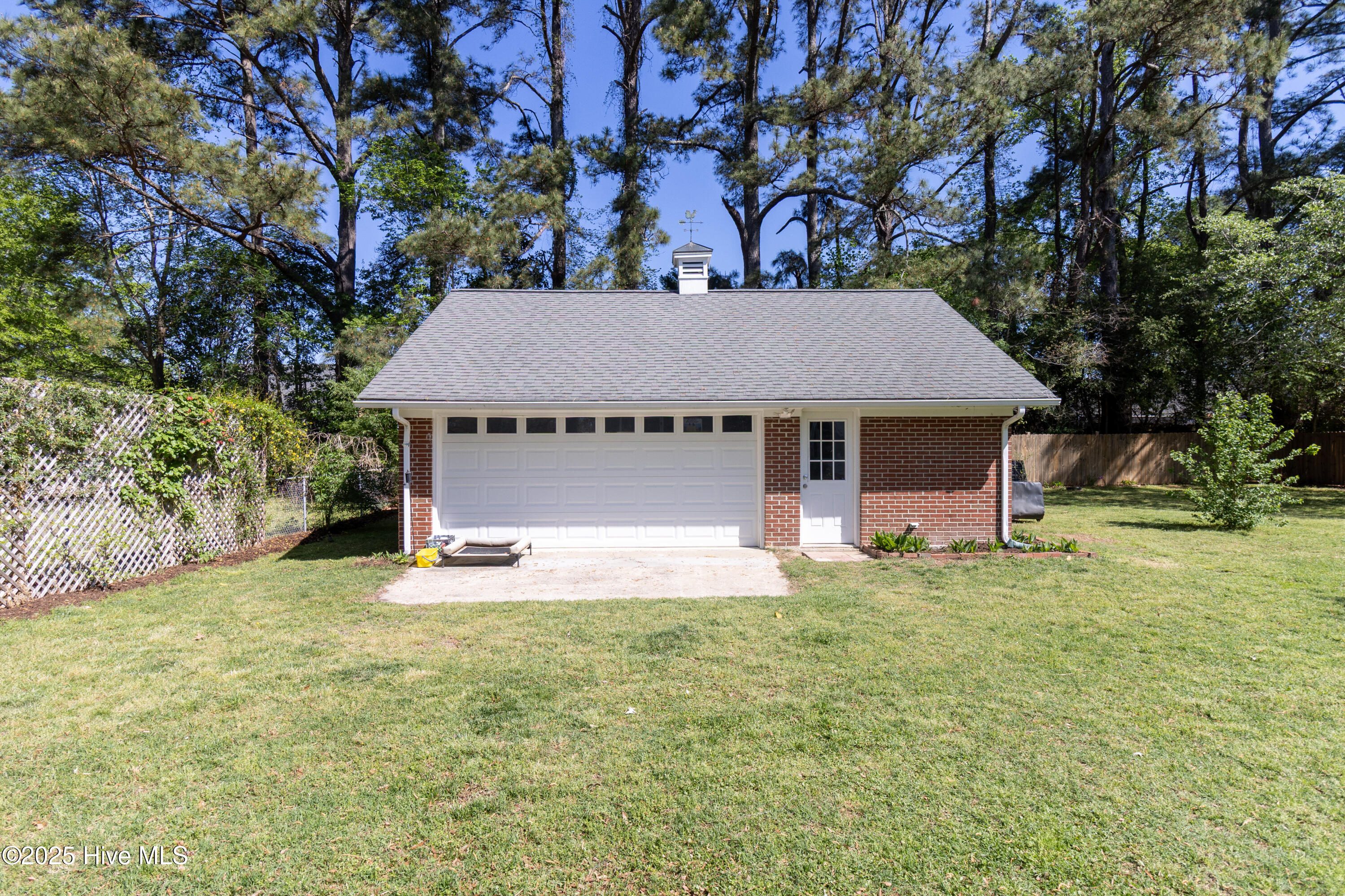 206 Robin Lane Property Photo 3