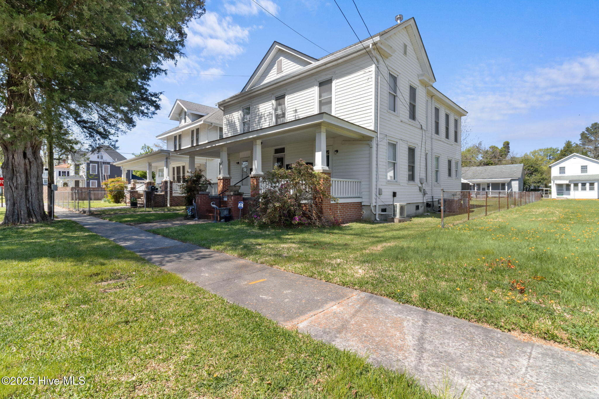 703 1st Street Property Photo 2