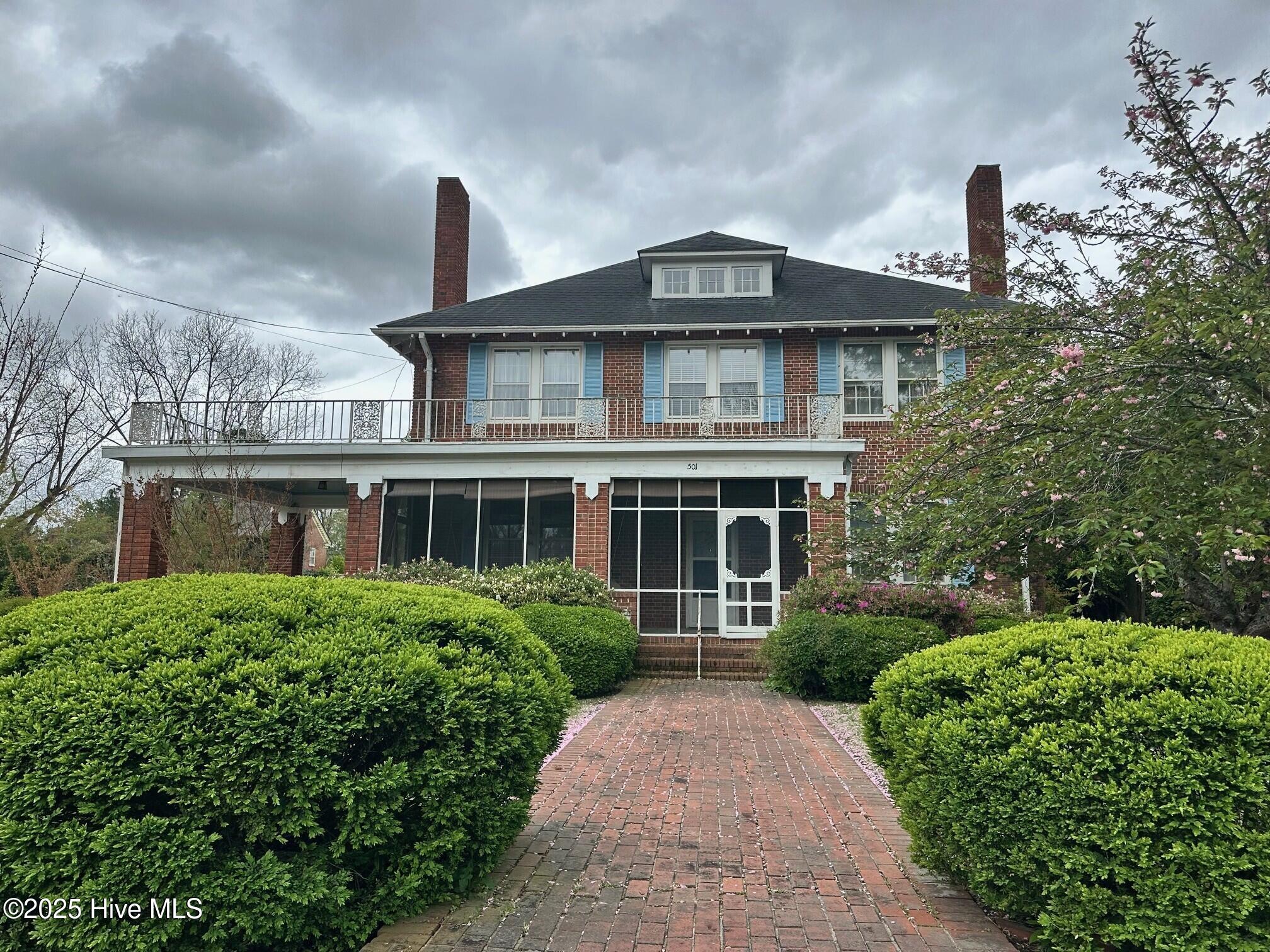 501 1st Street Property Photo 1