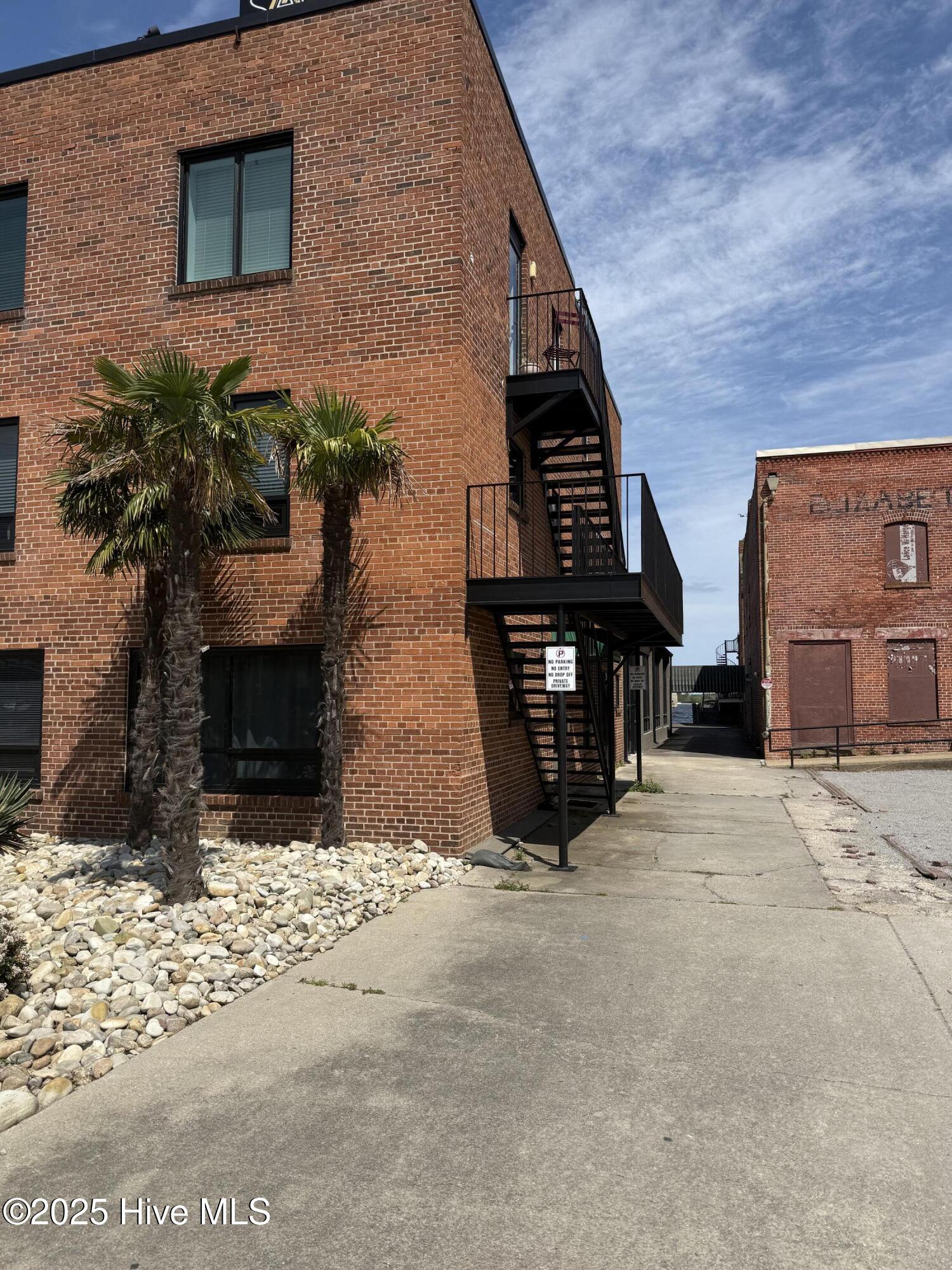 301/302 S Water Street Property Photo 4