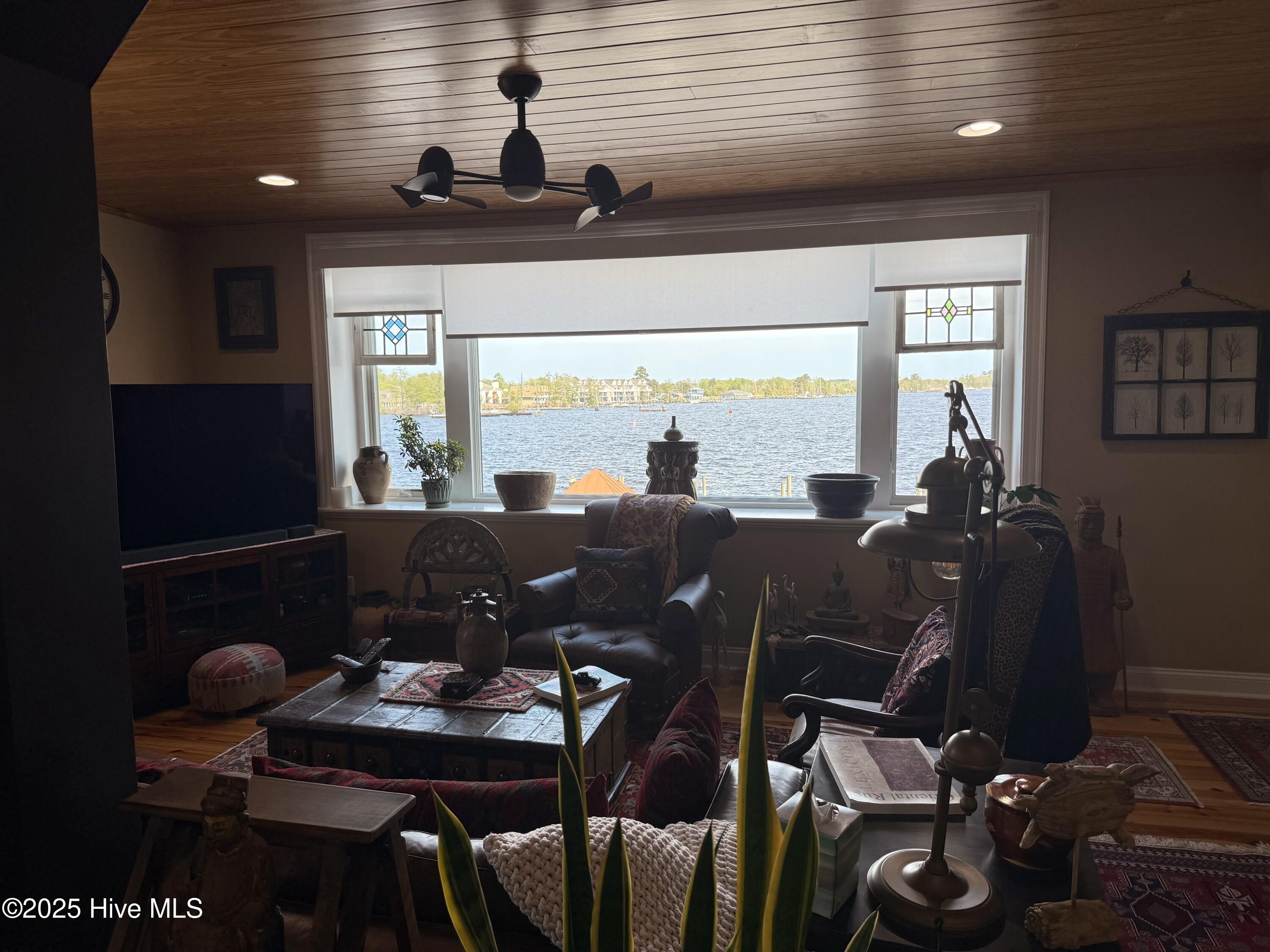 301/302 S Water Street Property Photo 9