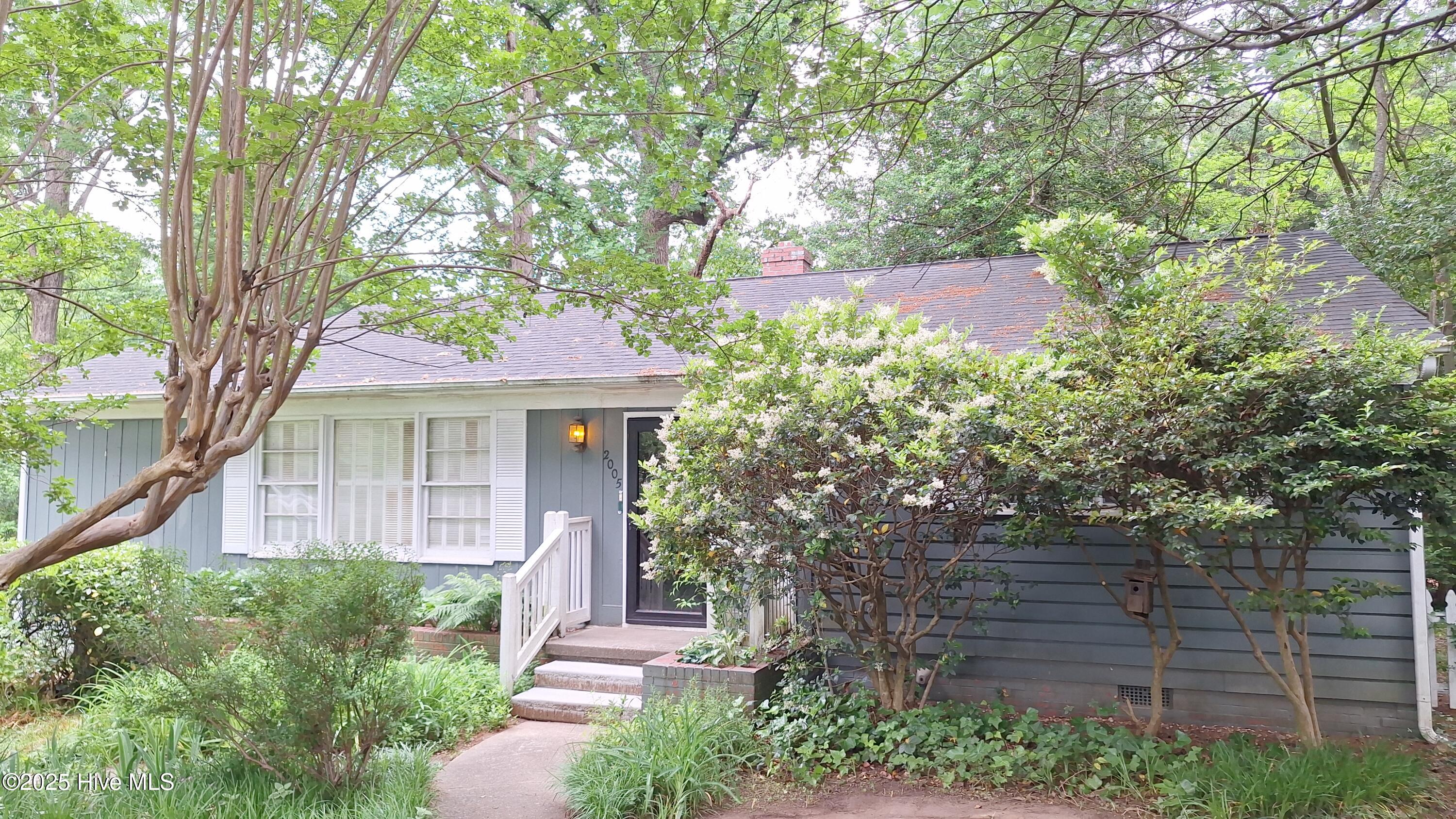 2005 Queens Court Property Photo 2