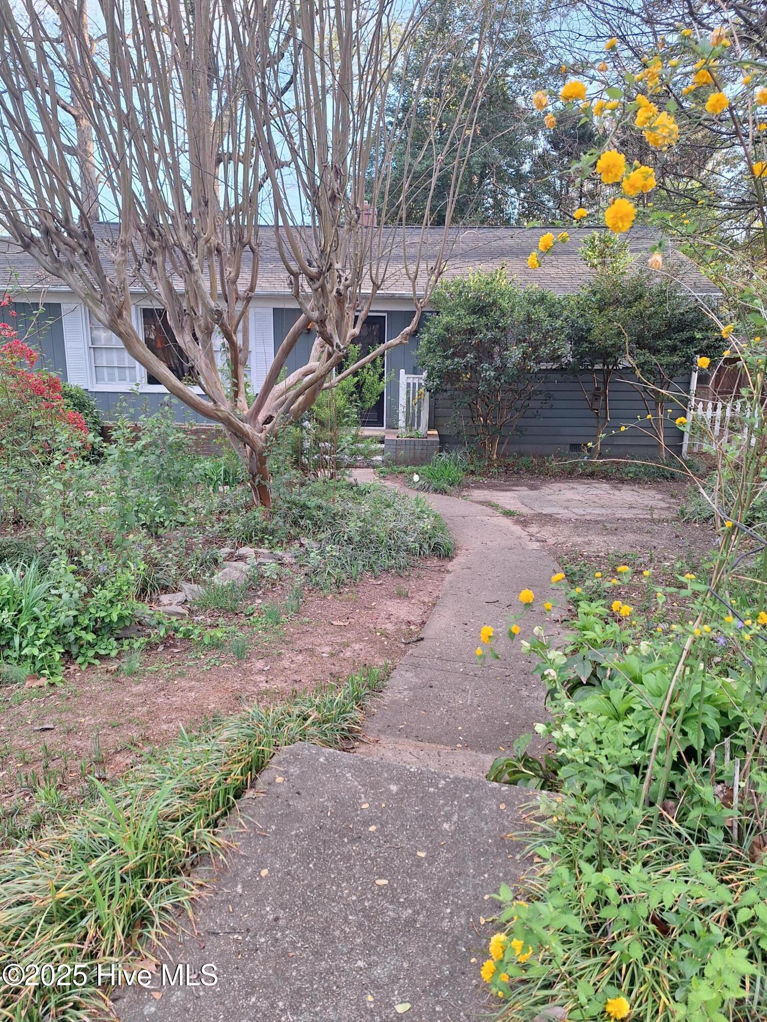 2005 Queens Court Property Photo 6