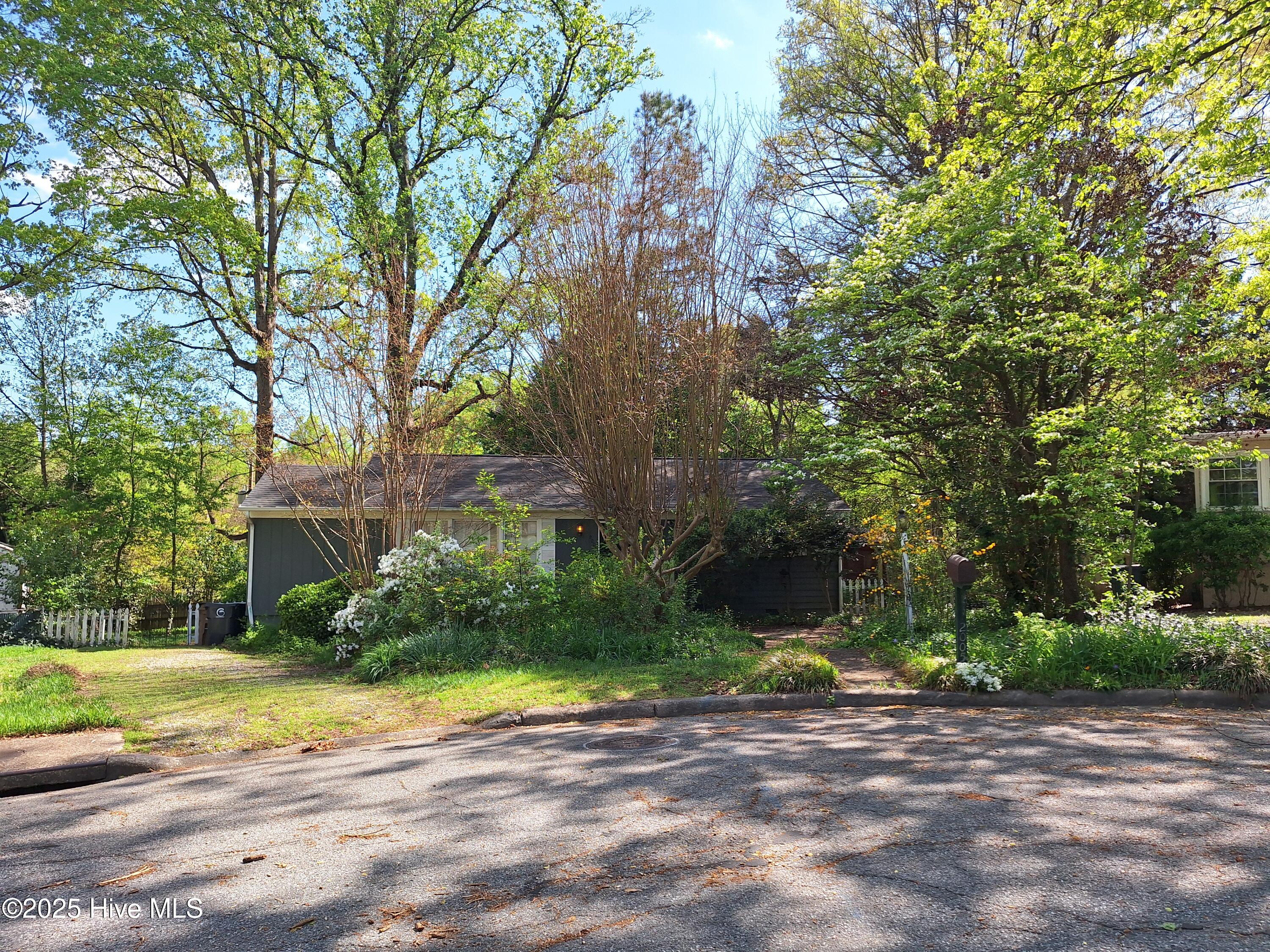 2005 Queens Court Property Photo 7