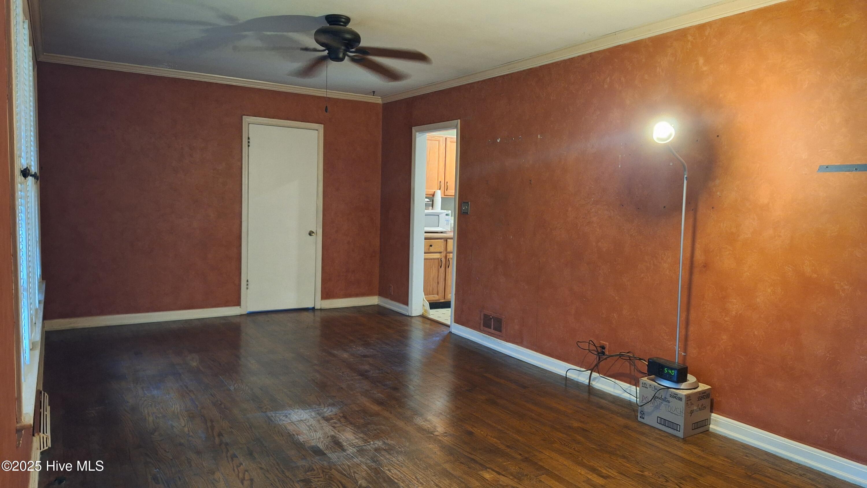 2005 Queens Court Property Photo 10