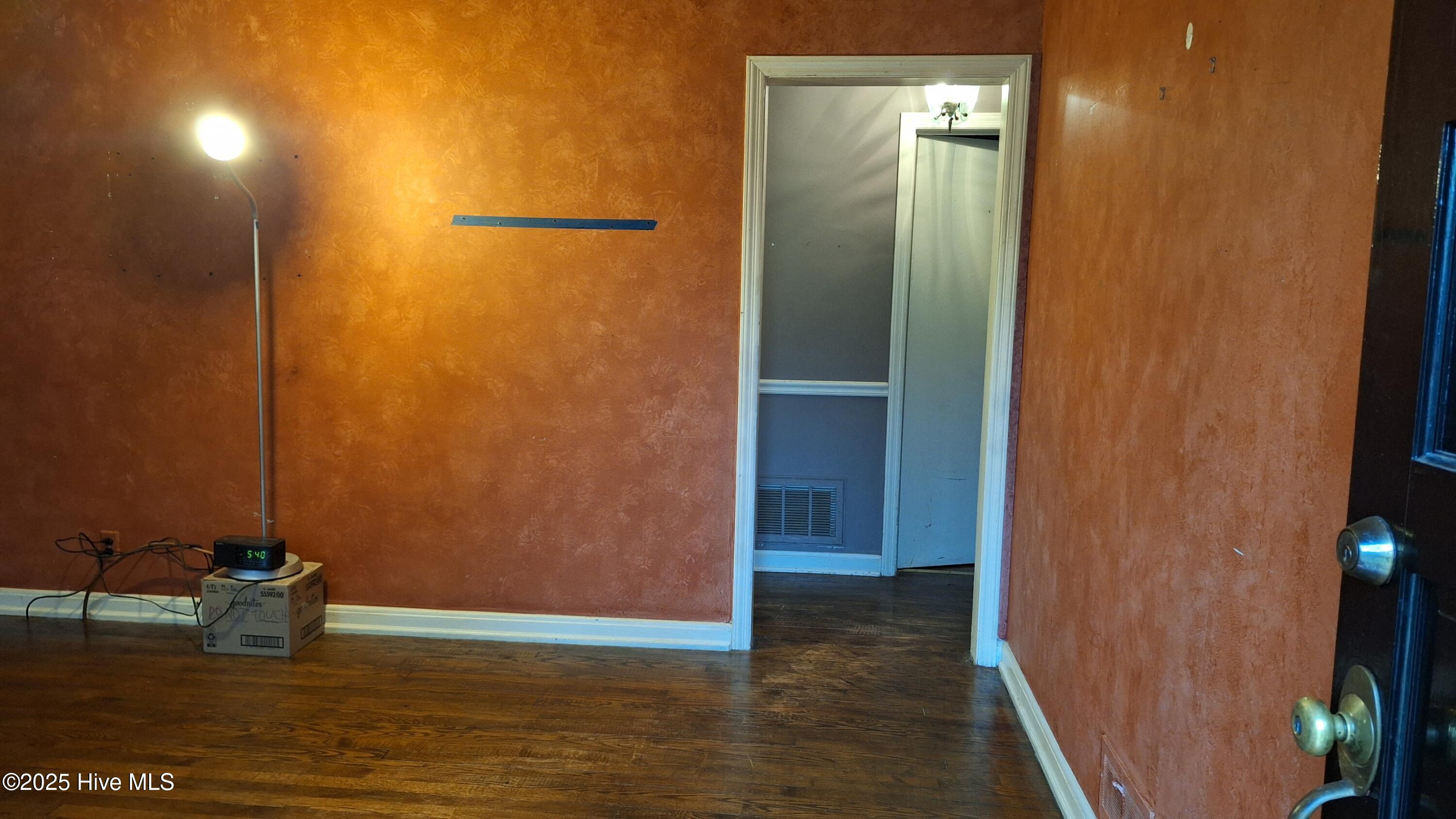 2005 Queens Court Property Photo 12