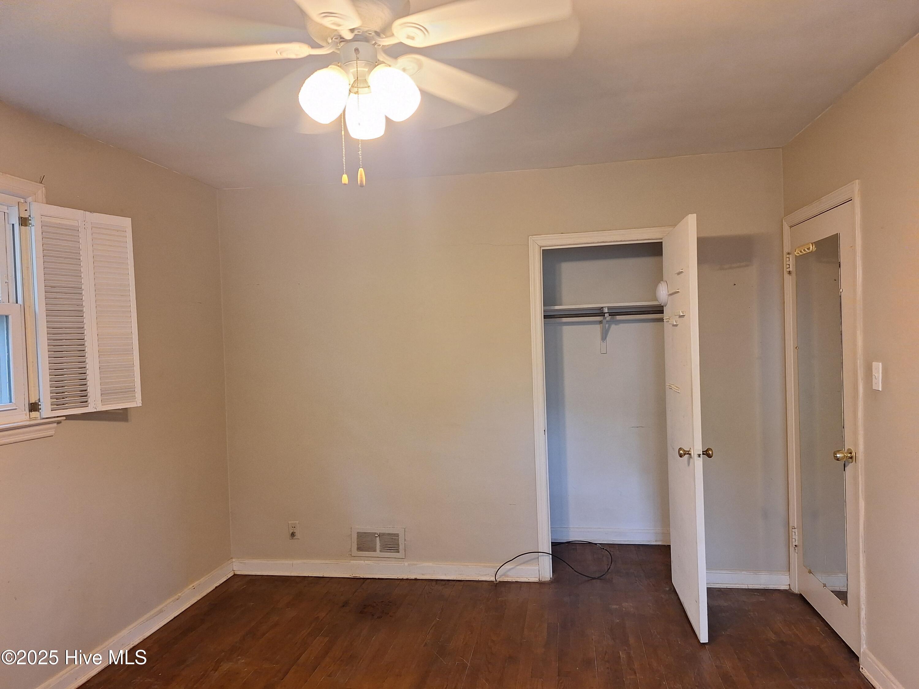 2005 Queens Court Property Photo 18