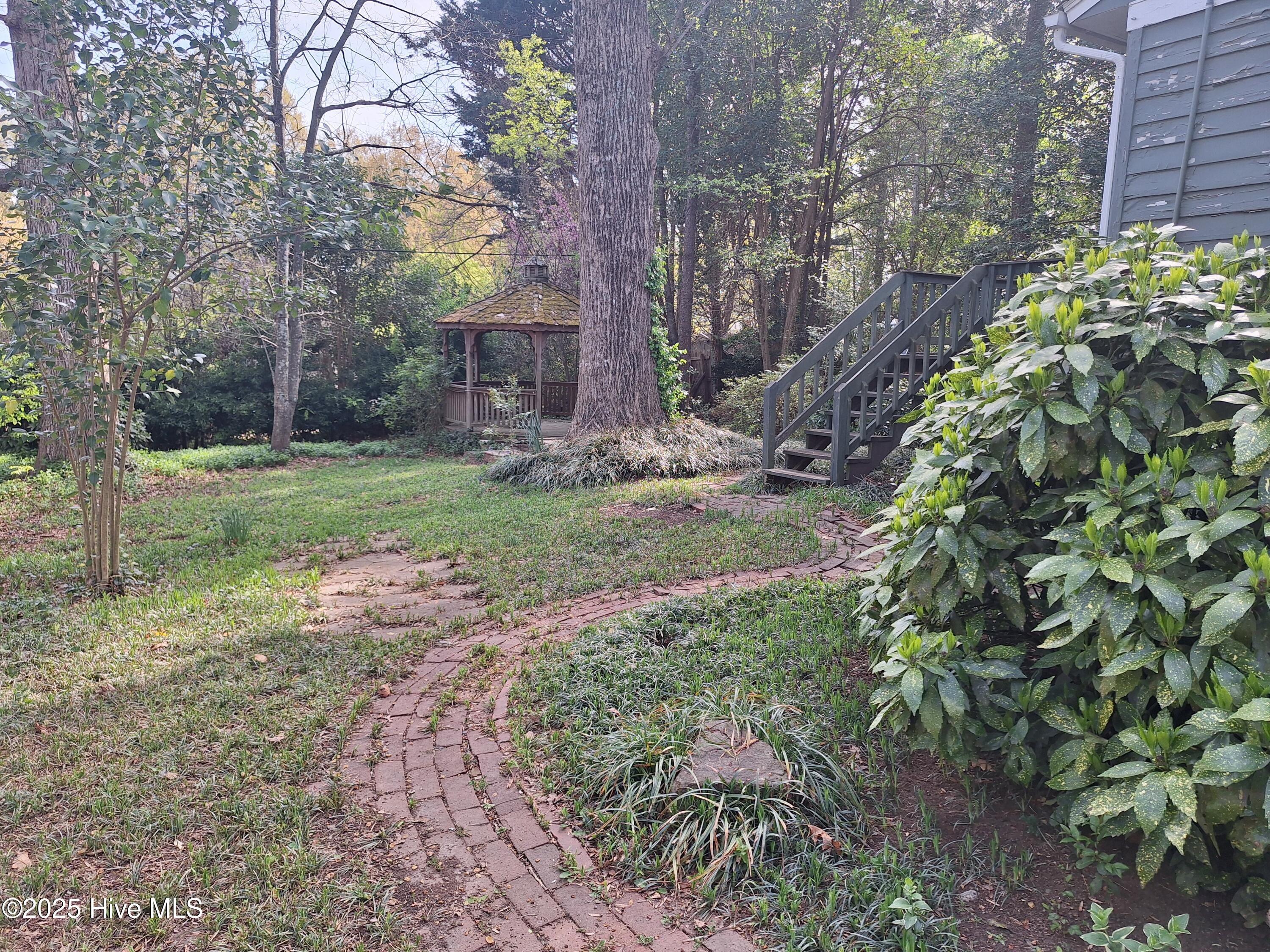 2005 Queens Court Property Photo 29