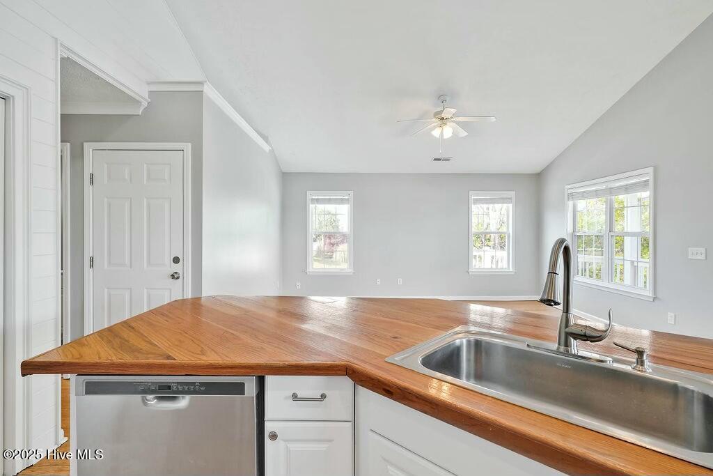 112 Palm Breeze Drive Property Photo 13