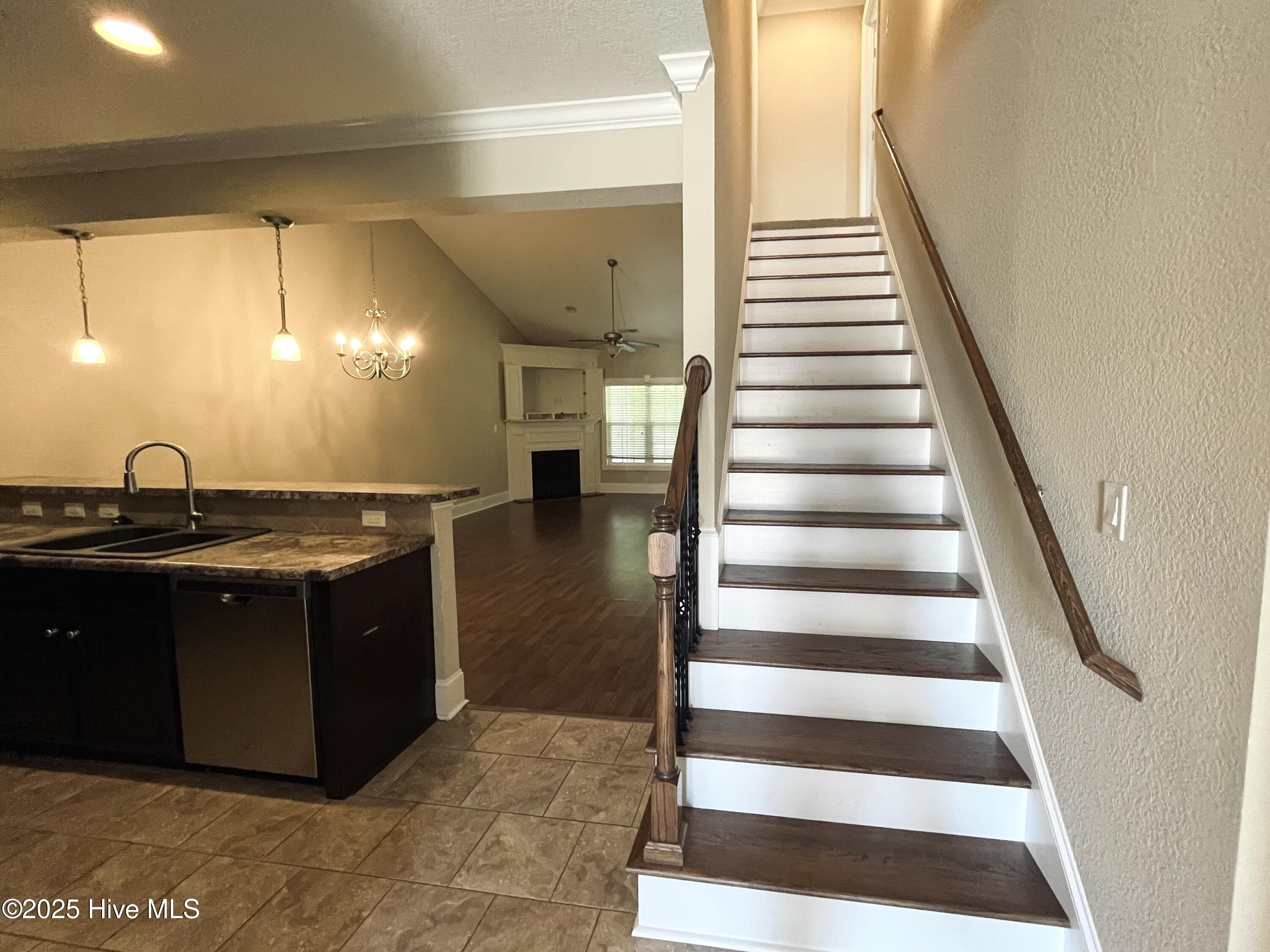1860 Cambria Drive B Property Photo 8