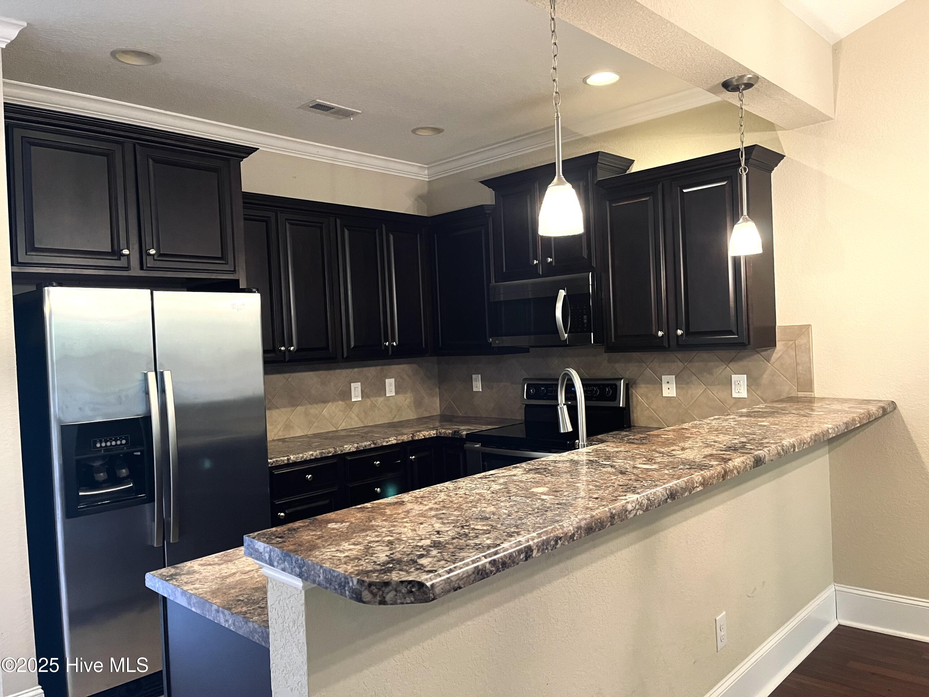 1860 Cambria Drive B Property Photo 9