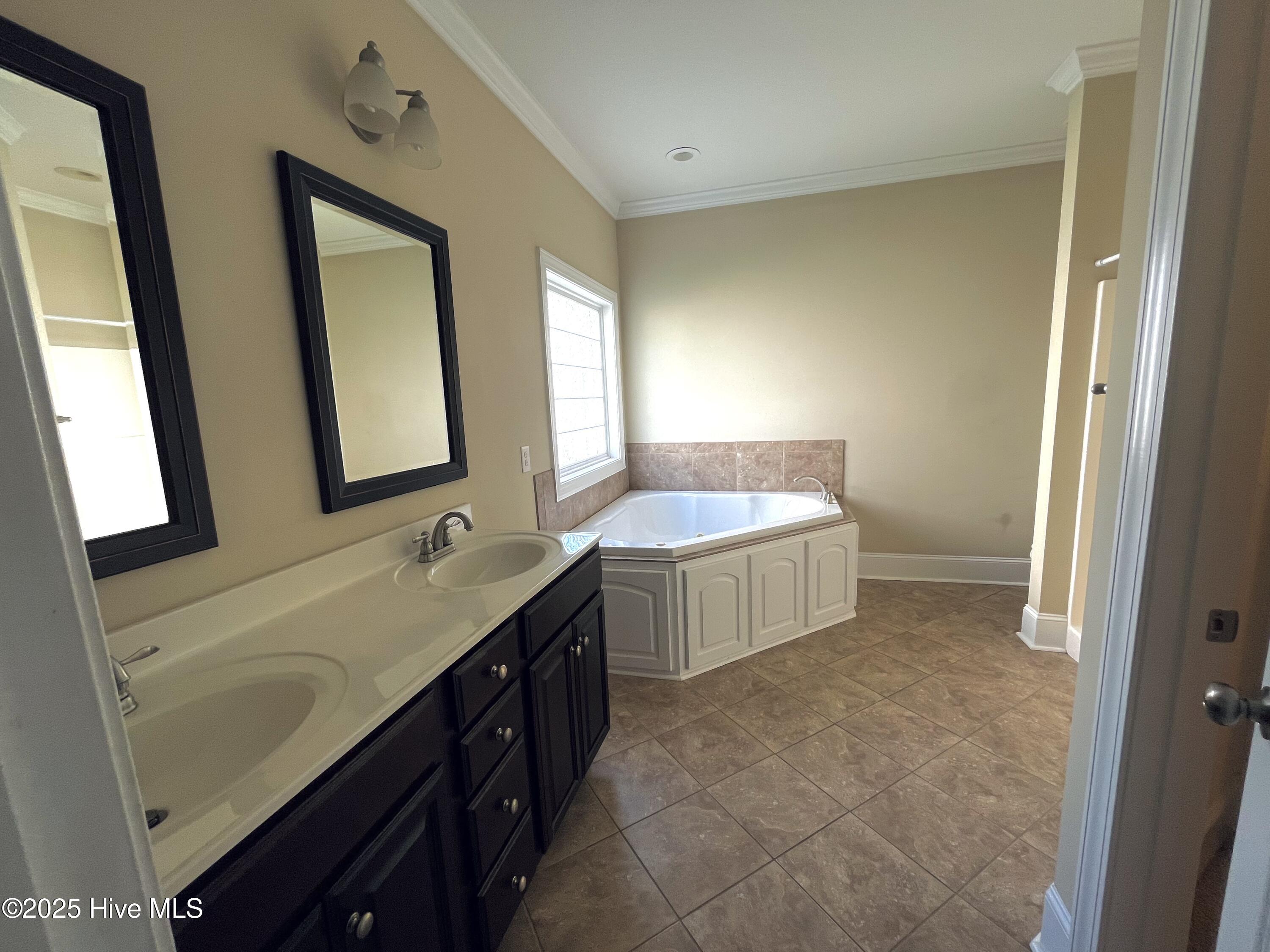 1860 Cambria Drive B Property Photo 16
