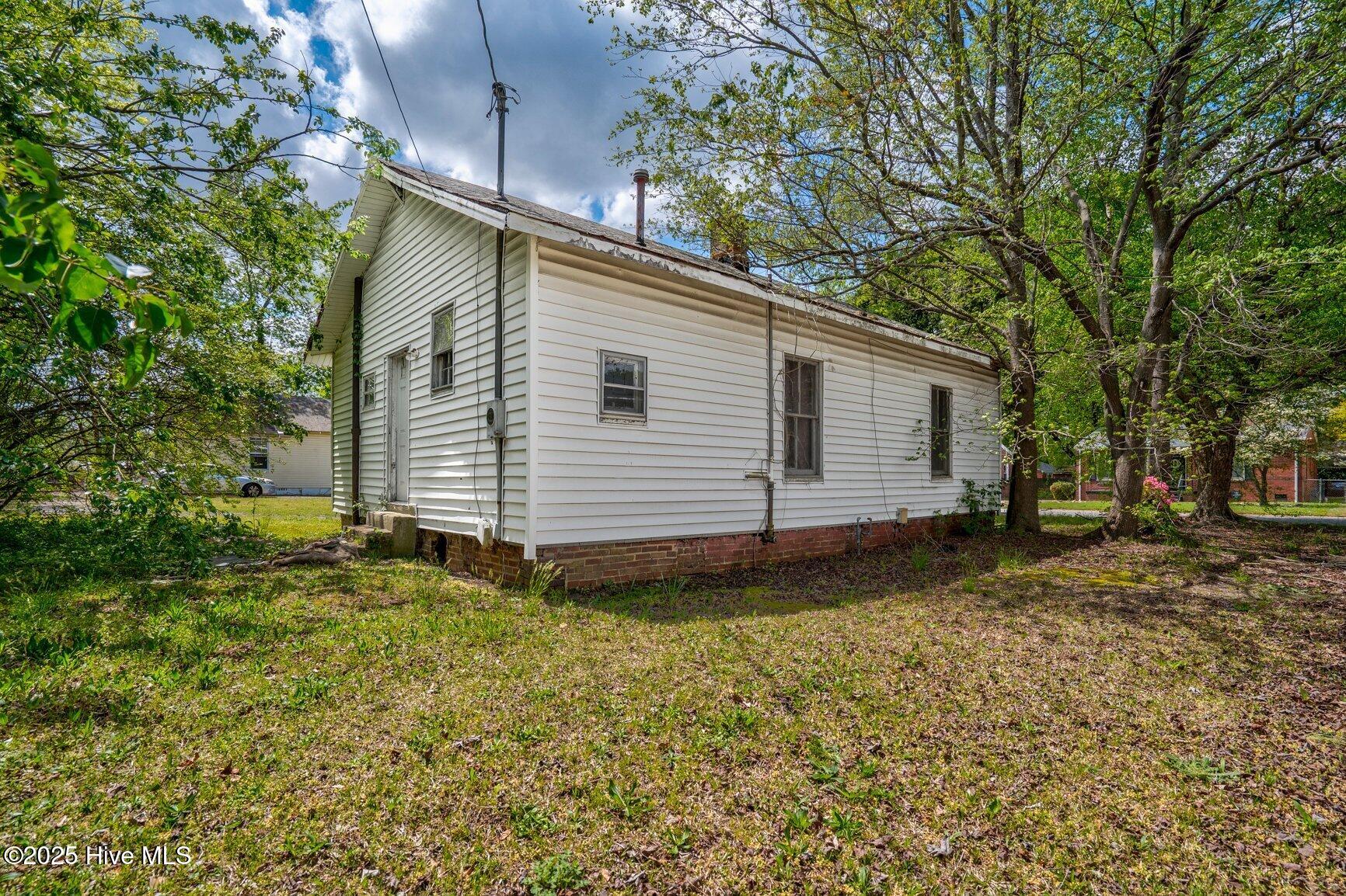 1609 Davis Street Property Photo 4