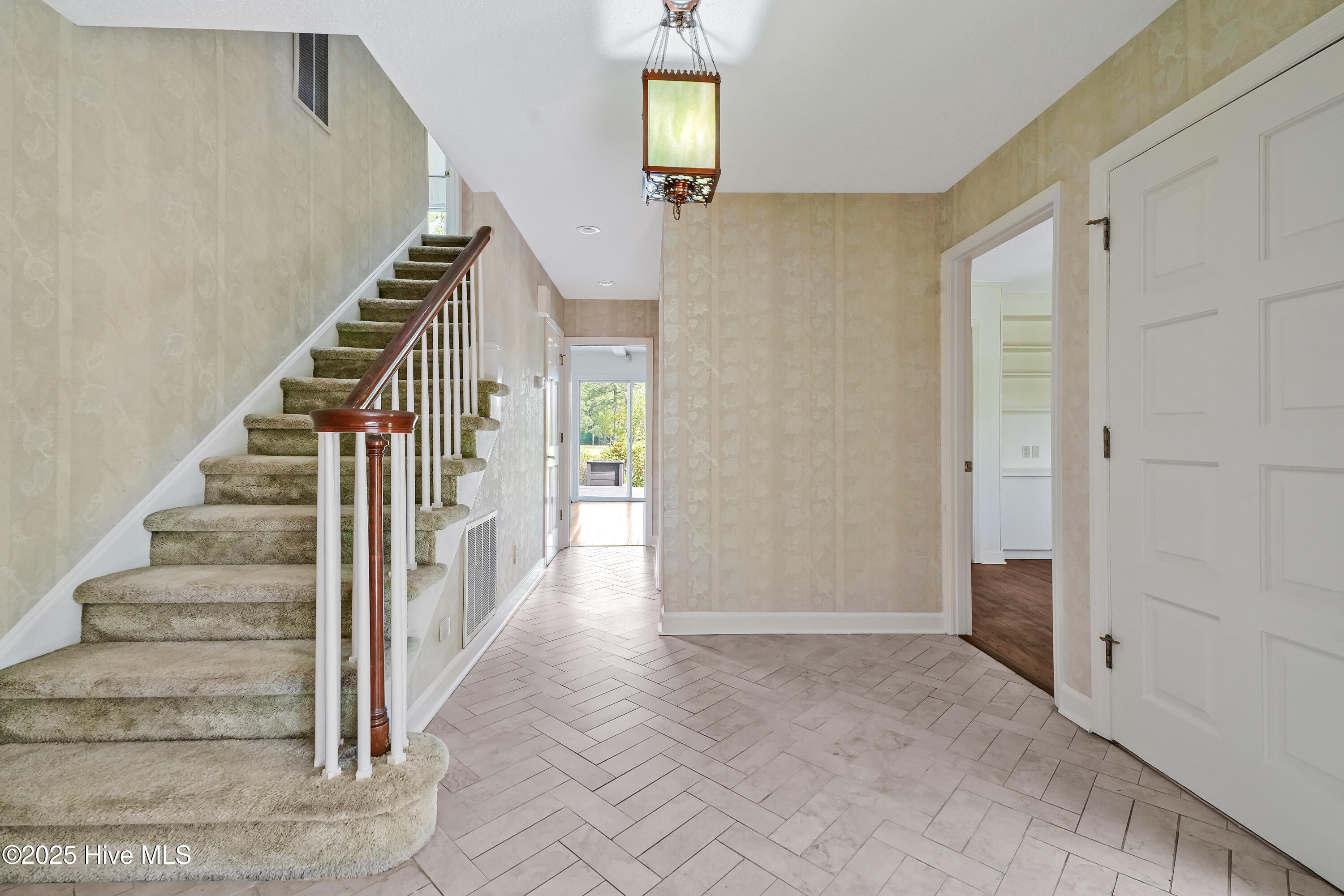 906 Robert E Lee Drive Property Photo 8