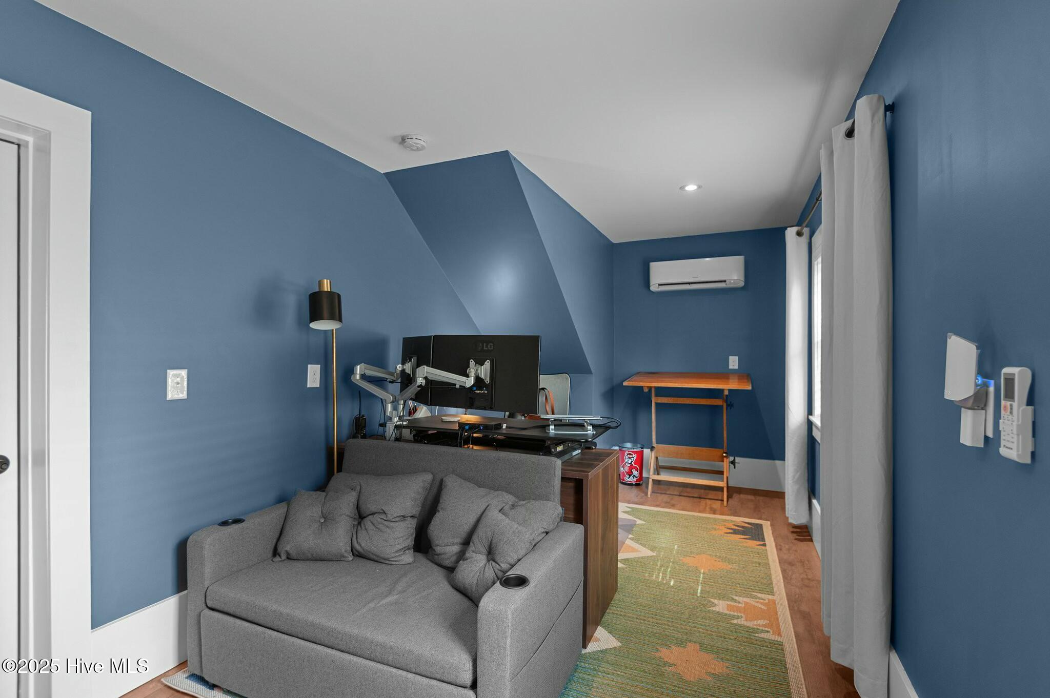 622 W 2nd Street Property Photo 33