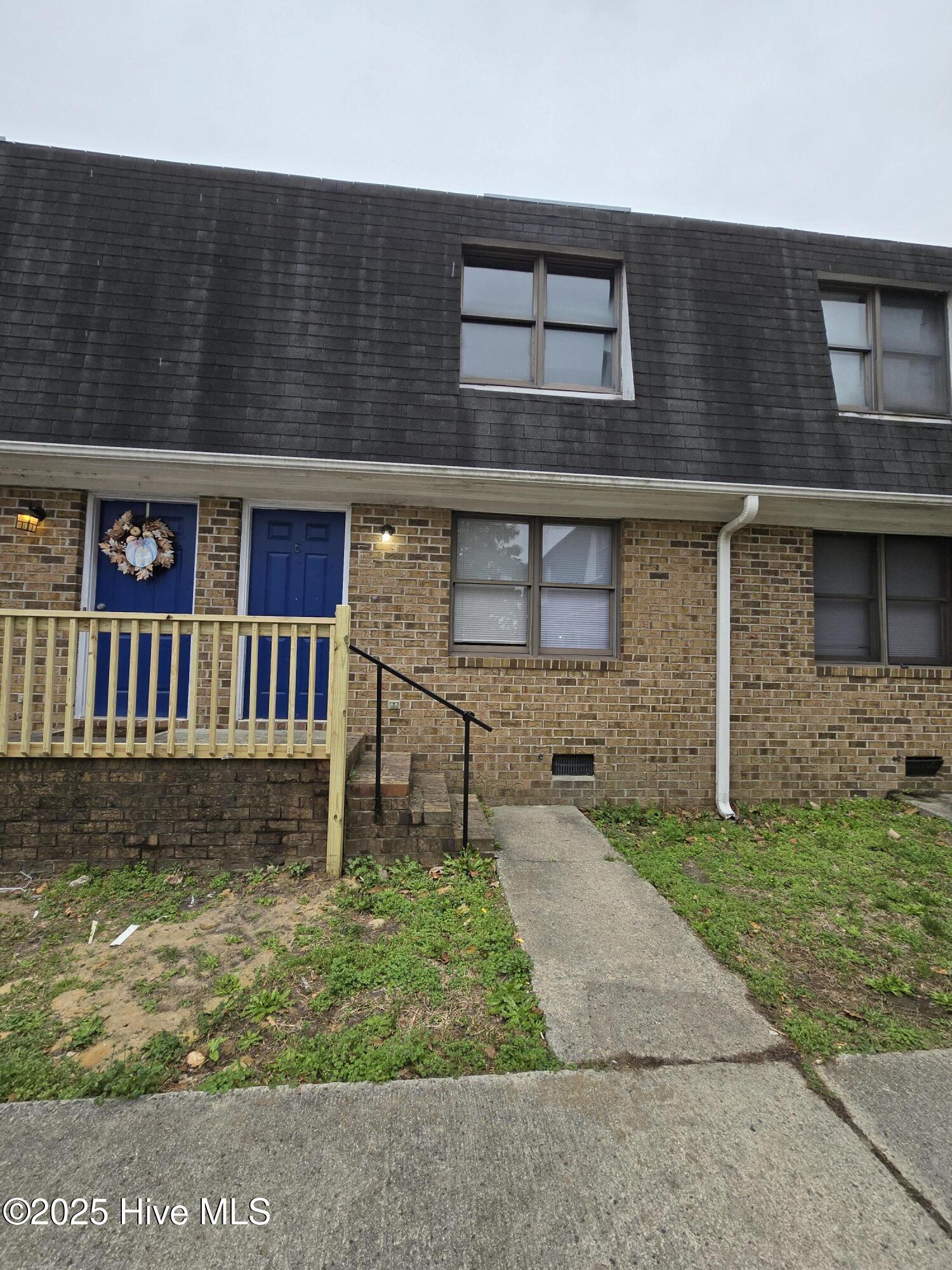 102 Cedar Court E Property Photo