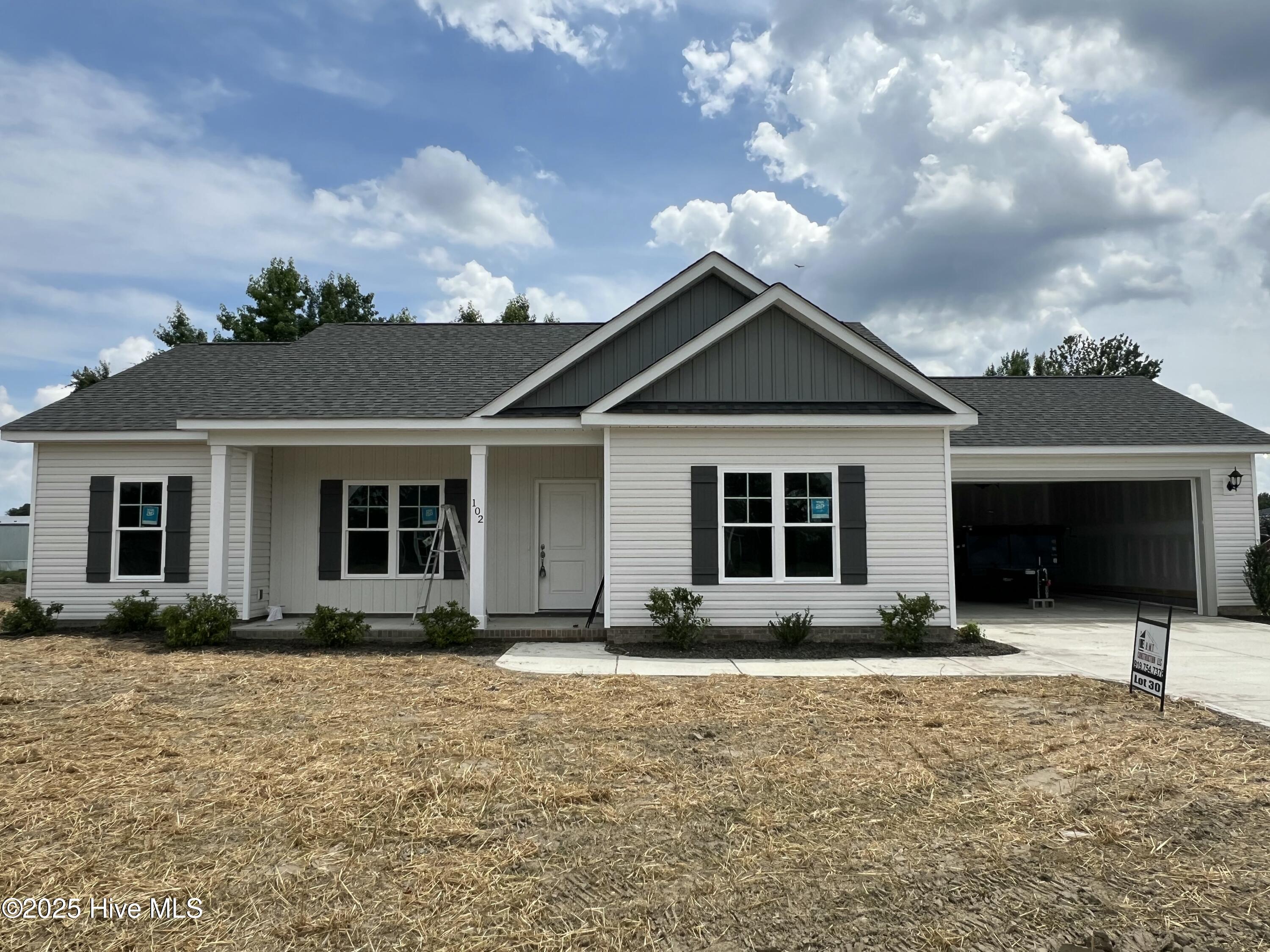 102 E Sillinger Drive Property Photo 1