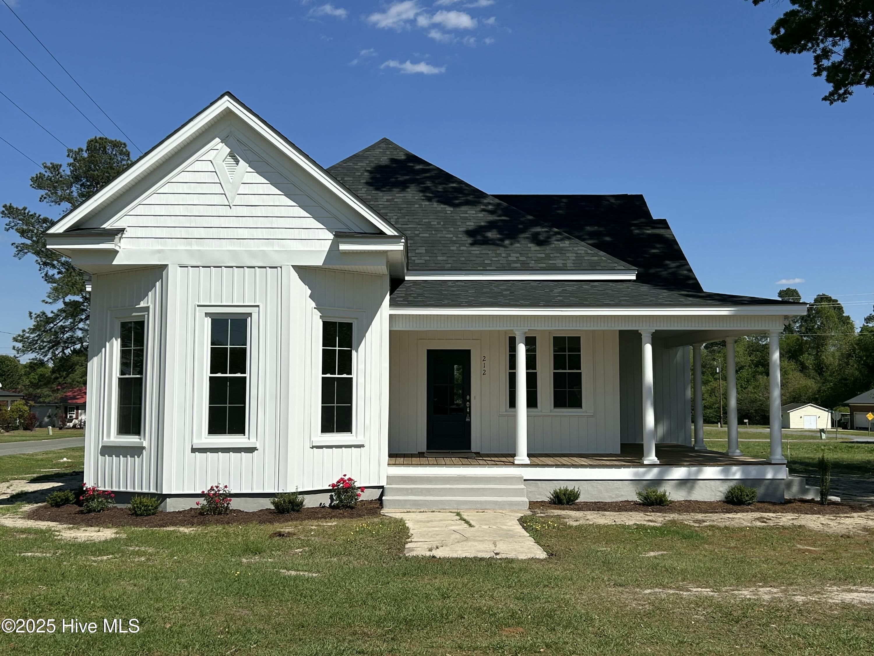 212 N Hill Street Property Photo 1