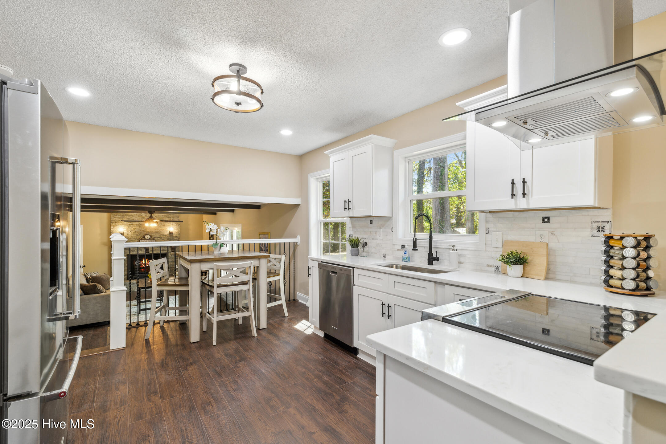 209 W Blackbeard Road Property Photo 2