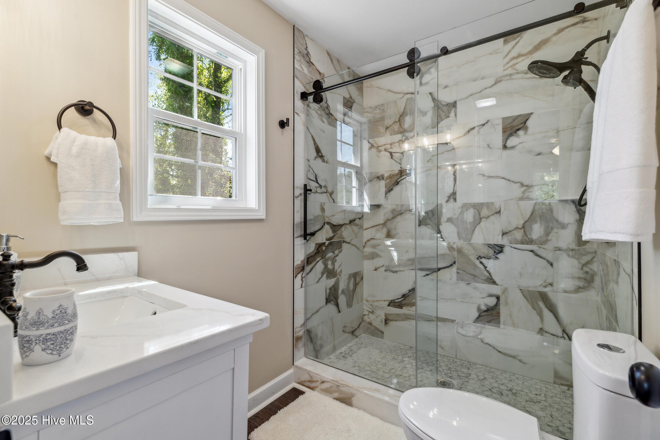 209 W Blackbeard Road Property Photo 4