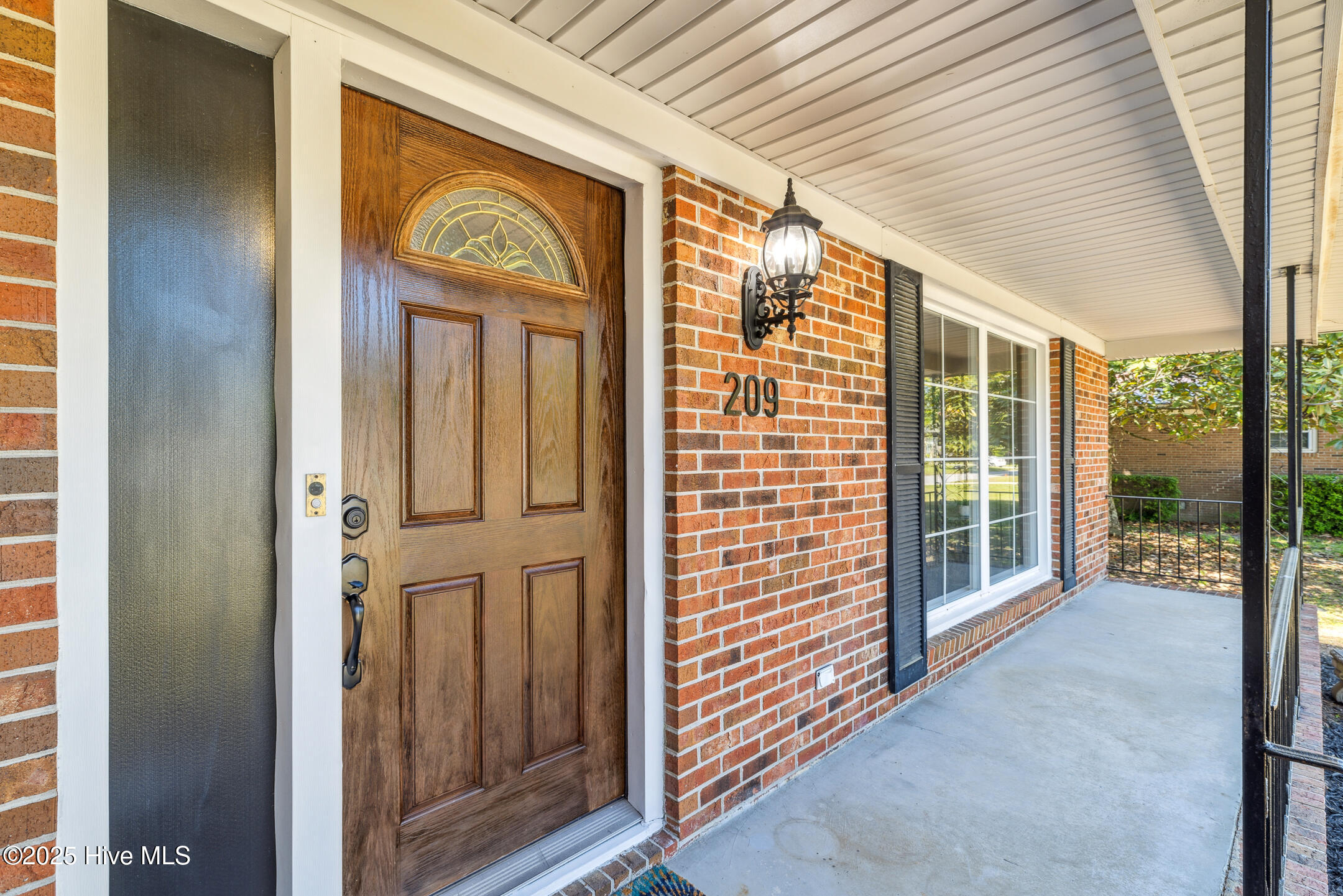 209 W Blackbeard Road Property Photo 8