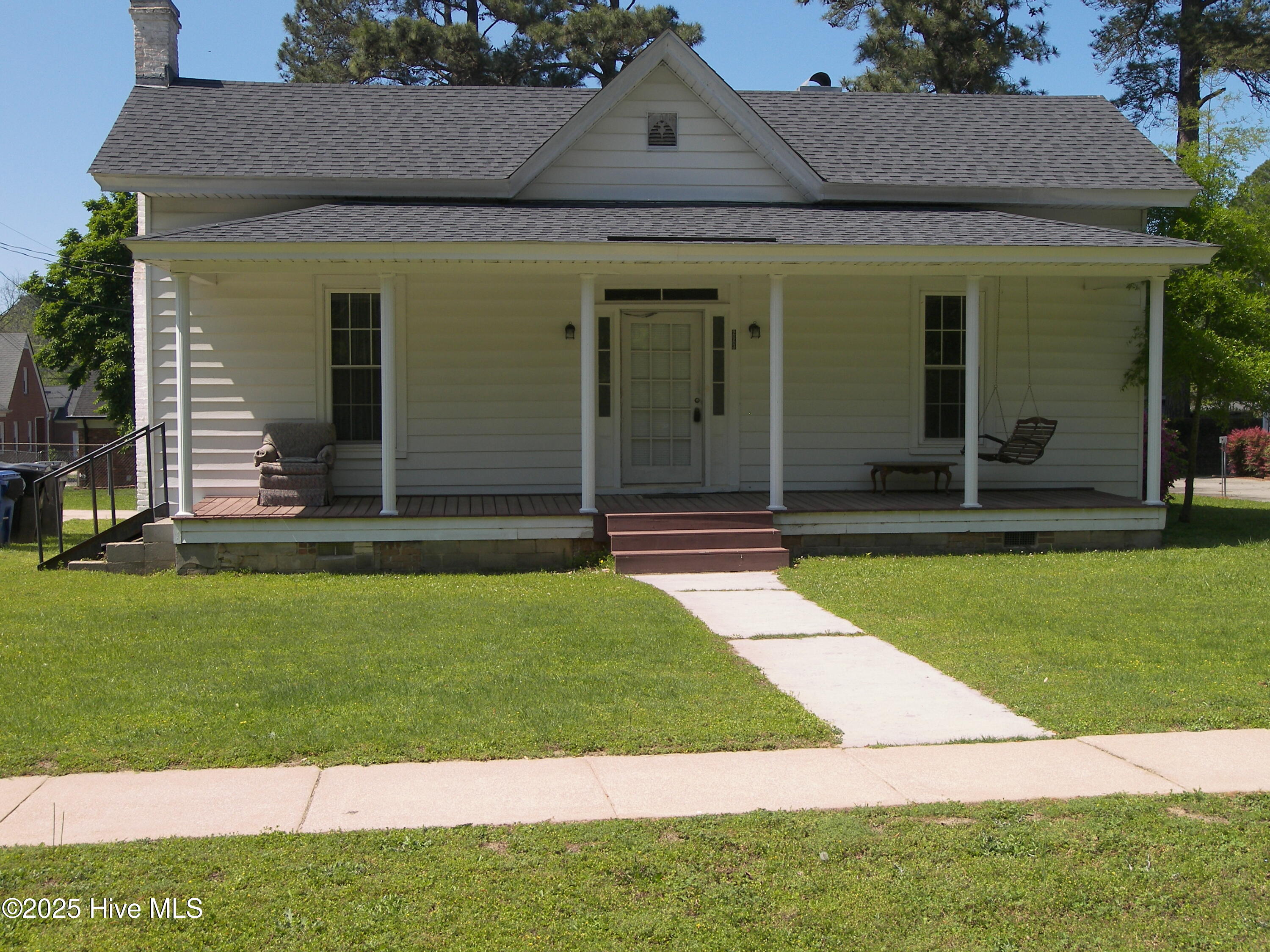223 E Railroad Street Property Photo
