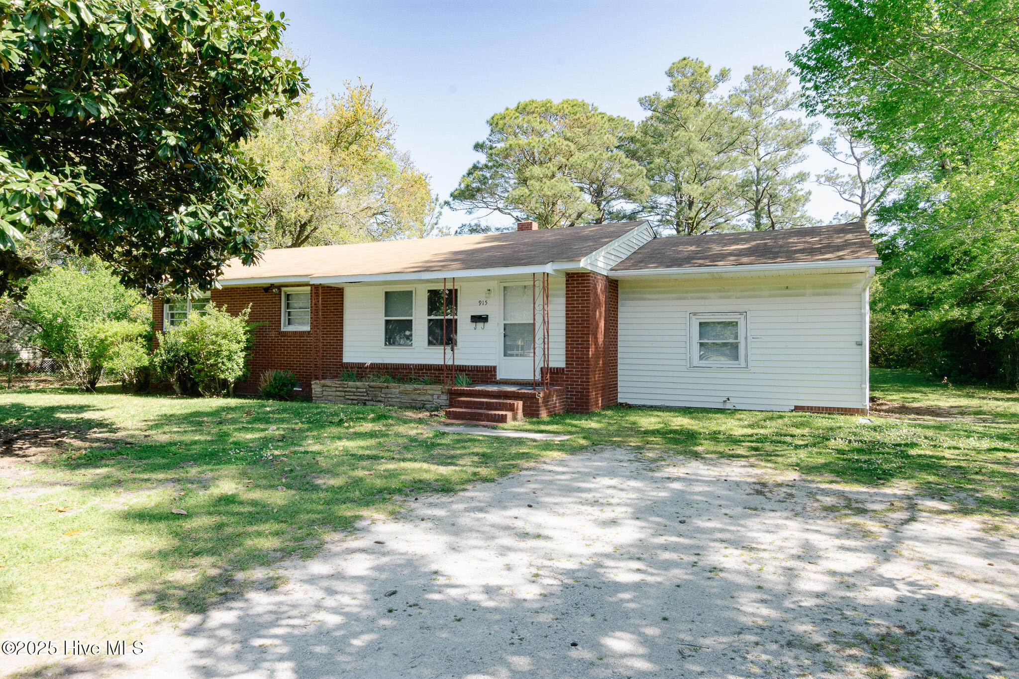 915 Country Club Road Property Photo