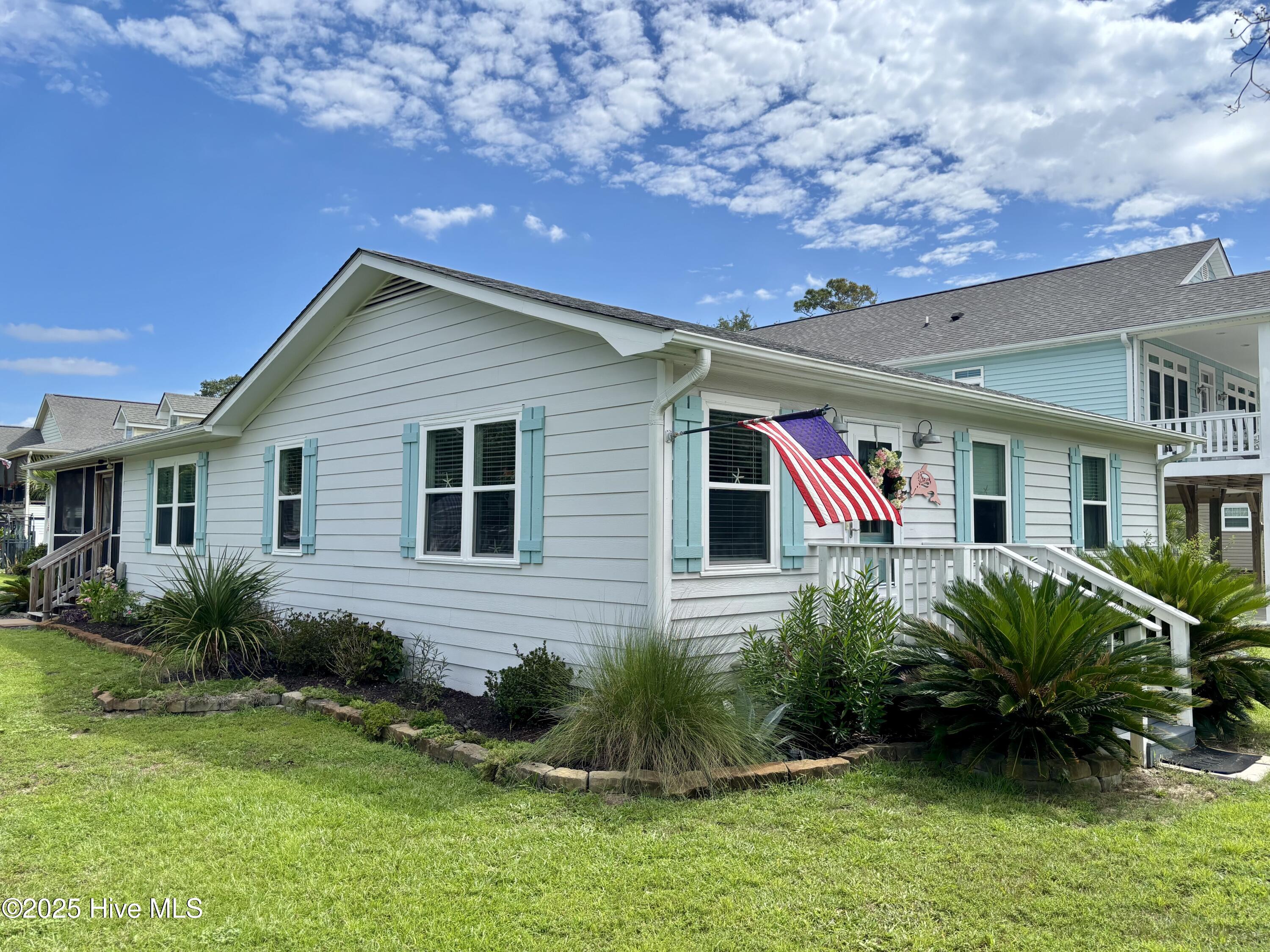 802 E Oak Island Drive Property Photo 1