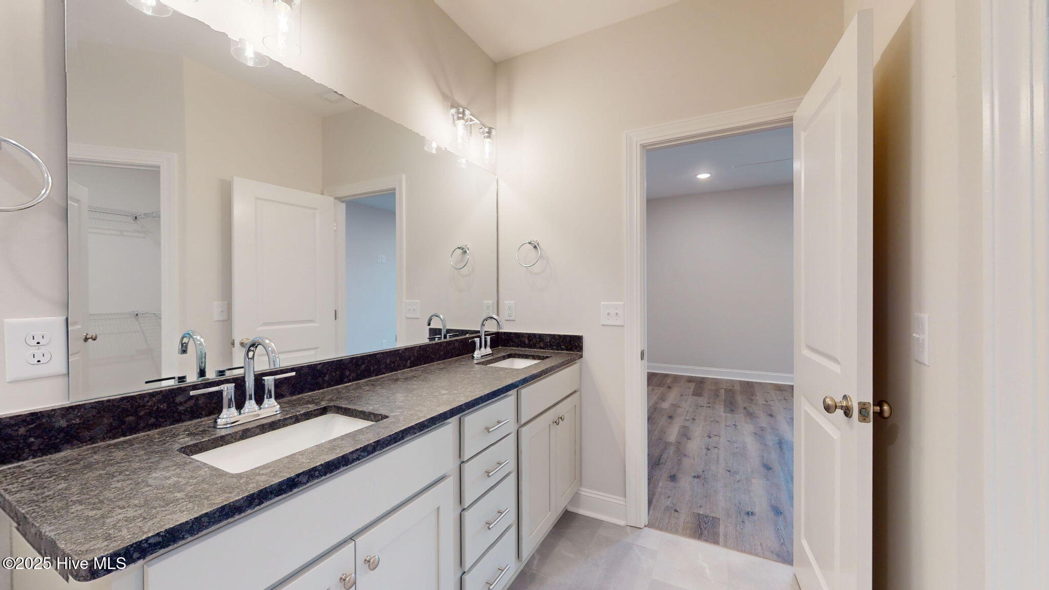 2028 Dartford Drive B Property Photo 6