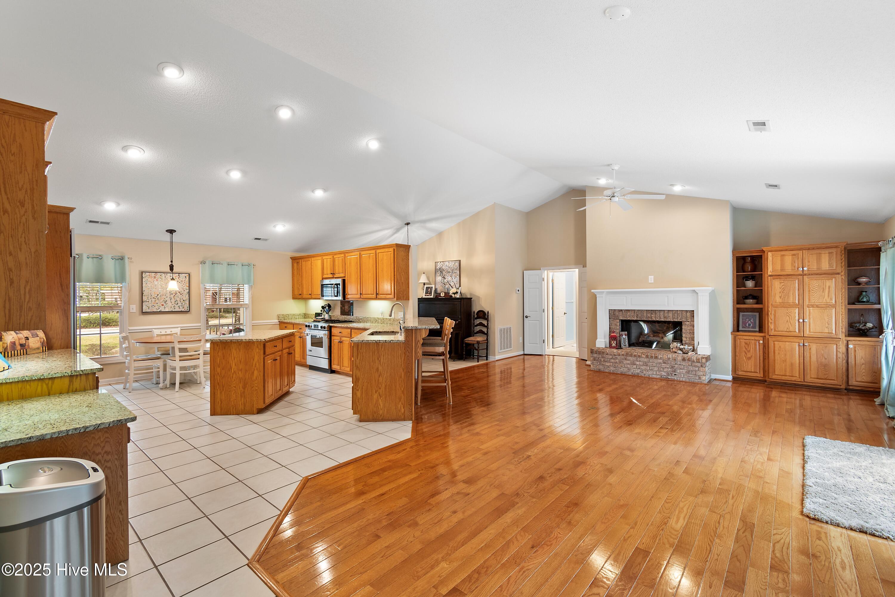 618 Oyster Bay Drive Property Photo 7