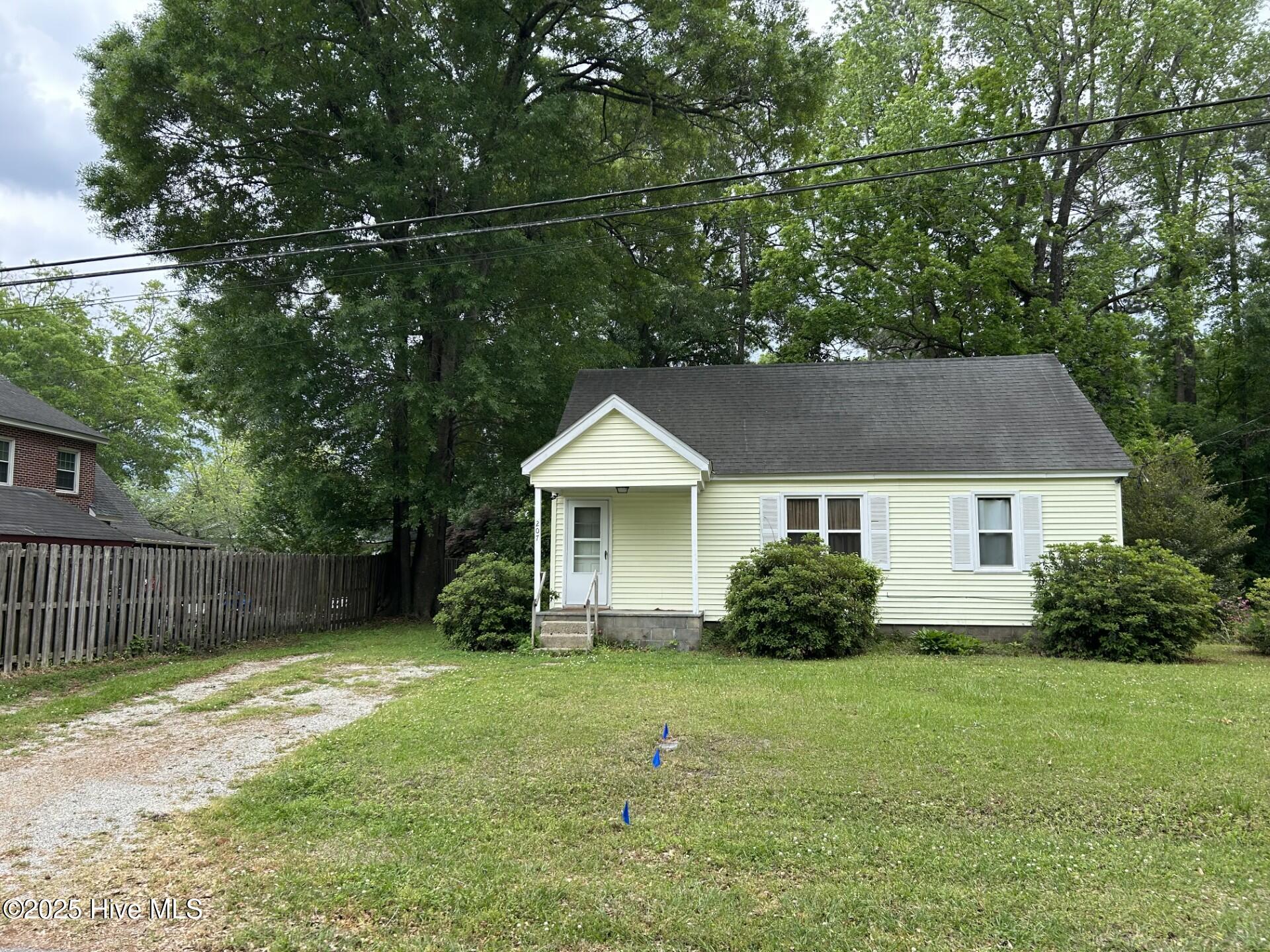 207 E Ashe Street Property Photo 1